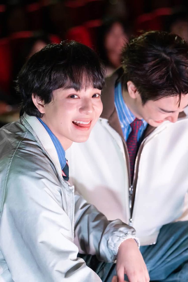 AllNews_th's tweet photo. สาดไปสมาชิก! “แม็กกี้-บาส” นำทีมขี้ซุยบราเธอร์ส ปิดโรงเสิร์ฟความฟิน ส่งท้ายซีรีส์กระแสแรง WeTV Original “ซอโซ่ล่ามธีร์ Be My Player Two” พร้อมเซอร์ไพรส์ใหญ่ประกาศจัดงานแฟนมีตติ้ง 8 พฤศจิกายนนี้!

#MaxkyBas #แม็กกี้บาส 
#ซอโซ่ล่ามธีร์FinalEP 
#ซอโซ่ล่ามธีร์ #BeMyPlayerTwo 
#WeTVth #WeTVOriginal #studiowabisabi 

🔗 https://t.co/har5GiXbpE
เมื่อวันพฤหัสบดีที่ 17 กันยายน 2569 ณ Siam Pavalai Royal Grand Theatre ชั้น 6 Siam Paragon, WeTV แพลตฟอร์มวิดีโอสตรีมมิงที่รวบรวมสุดยอดความบันเทิงคุณภาพแห่งเอเชีย จัดงาน “ซอโซ่ล่ามธีร์ Final EP: ONE MORE ROUND” พาแฟน ๆ มาร่วมส่งท้ายซีรีส์กระแสแรง WeTV Original “ซอโซ่ล่ามธีร์ Be My Player Two” ท่ามกลางเหล่าแฟนคลับที่มาร่วมเป็นส่วนหนึ่งของค่ำคืนแห่งความประทับใจอย่างคับคั่ง พร้อมร่วมลุ้นบทสรุปของทีมขี้ซุยบราเธอร์สไปพร้อมกับเหล่านักแสดงแบบเต็มอิ่ม
 
บรรยากาศภายในงานเริ่มต้นด้วยการปรากฏตัวของนักแสดงนำทั้ง 6 คน ได้แก่ แม็กกี้ รชต, บาส หัสณัฐ, เจ๋ง โชติพัฒน์, มีน วิชญาพร, กันเนอร์ ณัฐสกรรจ์ และ นิวตั้น ไวยากรณ์ ที่มาร่วมทักทายและสร้างสีสันให้กับแฟน ๆ ก่อนชวนแฟน ๆ มาอุ่นเครื่องด้วยเกมทายคำที่เต็มไปด้วยเสียงหัวเราะและโมเมนต์น่ารักระหว่างนักแสดงและแฟนคลับ จากนั้นเข้าสู่ช่วงที่ทุกคนรอคอย กับการรับชมตอนสุดท้ายของซีรีส์ พร้อมร่วมลุ้นไปกับแมตช์ตัดสินของทีมขี้ซุยบราเธอร์ส ก่อนเปิดเวทีพูดคุยถึงความประทับใจตลอดการเดินทางของซีรีส์ เบื้องหลังการทำงาน และความรู้สึกที่มีต่อตัวละครที่ได้ถ่ายทอดตลอดทั้งเรื่อง
 
ความพิเศษยังไม่หมดเพียงเท่านั้น เมื่อสองนักแสดงนำ “แม็กกี้-บาส” เตรียมโชว์พิเศษด้วยการร่วมถ่ายทอดเพลง “แกล้ง ๆ (Playing It Cool!)” เพลงประกอบซีรีส์ที่ได้สร้างความประทับใจให้กับแฟน ๆ ก่อนส่งต่อเซอร์ไพรส์ครั้งใหญ่กับการประกาศข่าวดีเตรียมจัดงานแฟนมีตติ้ง “MAXKYBAS ARCADE PLAY IT YOUR WAY” ในวันอาทิตย์ที่ 8 พฤศจิกายน 2569 ณ IDEA LIVE, BRAVO BKK ซึ่งจะเปิดจำหน่ายบัตรผ่านทาง The Concert ในวันเสาร์ที่ 10 ตุลาคม 2569 เวลา 10.00 น. เป็นต้นไป แฟน ๆ สามารถติดตามรายละเอียดเพิ่มเติมได้ทาง WeTV ทุกช่องทาง
 
ก่อนปิดท้ายค่ำคืนด้วยการถ่ายภาพร่วมกันระหว่างเหล่านักแสดงและแฟน ๆ เพื่อเก็บเป็นความทรงจำร่วมกัน ส่งท้ายการเดินทางสุดยิ่งใหญ่ของซีรีส์ไปด้วยกัน
 
สำหรับแฟน ๆ ที่คิดถึงเรื่องราวของ “พี่ธีร์-น้องโซ่” และเหล่าทีมขี้ซุยบราเธอร์ส สามารถย้อนกลับไปสัมผัสทุกโมเมนต์แห่งความสุขและความประทับใจได้อีกครั้งใน WeTV Original “ซอโซ่ล่ามธีร์ Be My Player Two” รับชมเวอร์ชัน UNCUT ครบทุกตอนได้แล้ววันนี้ที่ WeTV ที่เดียวเท่านั้น
 
พิเศษ! สำหรับผู้ใช้งาน True และ dtac 5G ห้ามพลาดแพ็กเกจ RoV Extreme แพ็กเกจสุดคุ้มที่เอาใจทั้งแฟนซีรีส์และเหล่าเกมเมอร์ รับอินเทอร์เน็ตความเร็วสูงเต็มสปีดนาน 30 วัน พร้อมรับฟรีโค้ดสกิน Ultimate ใช้งานนาน 14 วัน และสิทธิ์รับชม WeTV Original “ซอโซ่ล่ามธีร์ Be My Player Two” รวมถึงคอนเทนต์ความบันเทิงคุณภาพจาก WeTV ฟรีนาน 7 วัน ในราคาเพียง 99 บาท กดสมัครได้ที่ 9007765# ตั้งแต่วันนี้ถึง 31 ธันวาคม 2569
 
สัมผัสประสบการณ์ความบันเทิงจาก WeTV แพลตฟอร์มวิดีโอสตรีมมิงที่รวมสุดยอดความบันเทิงคุณภาพแห่งเอเชีย รับชมได้อย่างต่อเนื่องแบบไม่มีโฆษณาคั่น เพียงอัปเกรดเป็น WeTV VIP วันนี้ รับสิทธิพิเศษในการเข้าร่วมกิจกรรมเอ็กซ์คลูซีฟและสิทธิประโยชน์อีกมากมาย เริ่มต้นเพียงเดือนละ 129 บาท สมัครครั้งแรกเพียง 49 บาท เท่านั้น!
 
ติดตามข่าวสารและความเคลื่อนไหวล่าสุดจาก WeTV Thailand ทาง
Facebook: https://t.co/IK4JQDZIMn
Instagram: https://t.co/IAVCtFoqYA
X: https://t.co/3KNkO9NjTS
YouTube: https://t.co/ZwinHqcLxm
TikTok: https://t.co/ZN5heqcthi