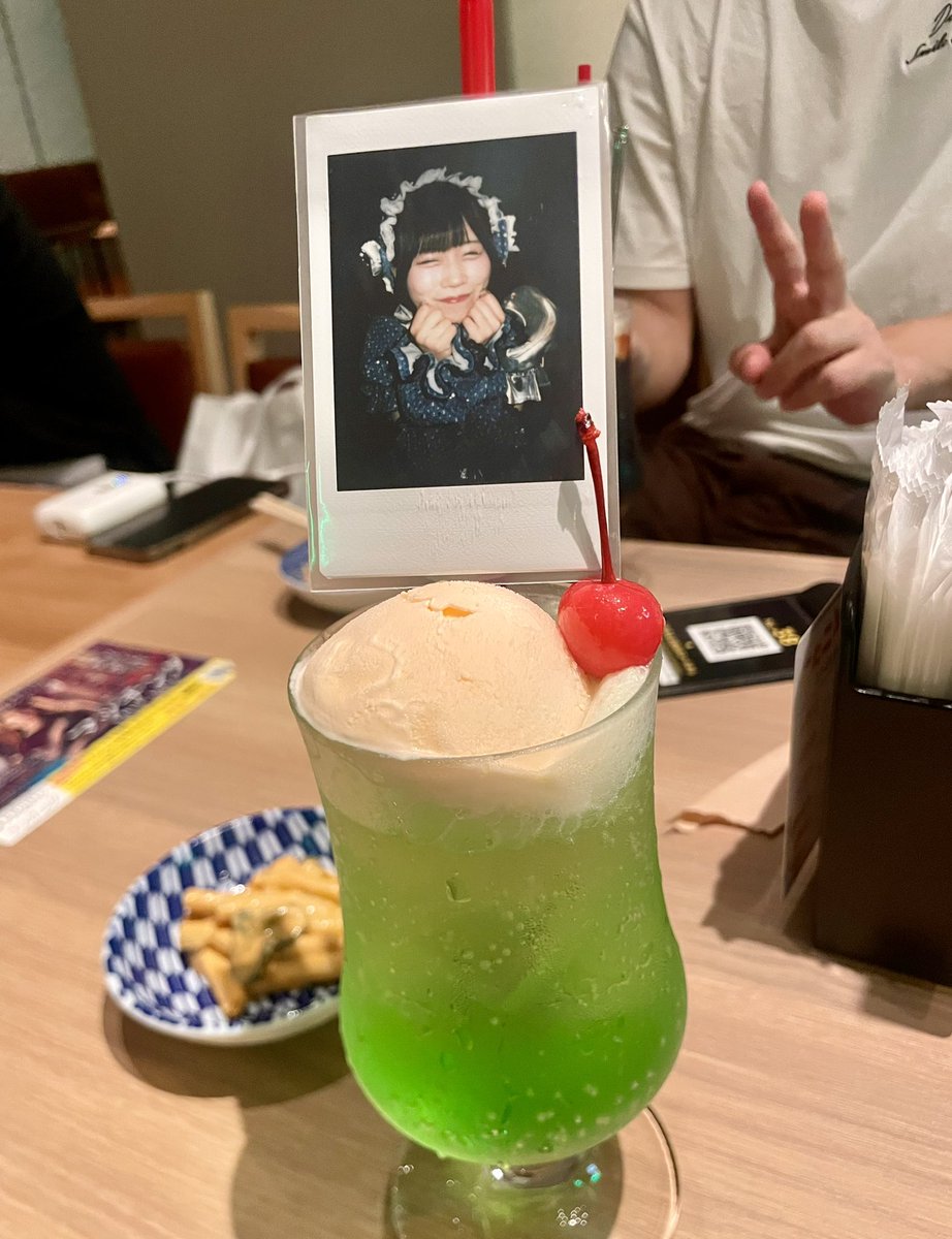 x_ymr1's tweet photo. 間接キスが恥ずかしいから
りせには一口も分けてあげない
メロンソーダ https://t.co/2Ousitlpun