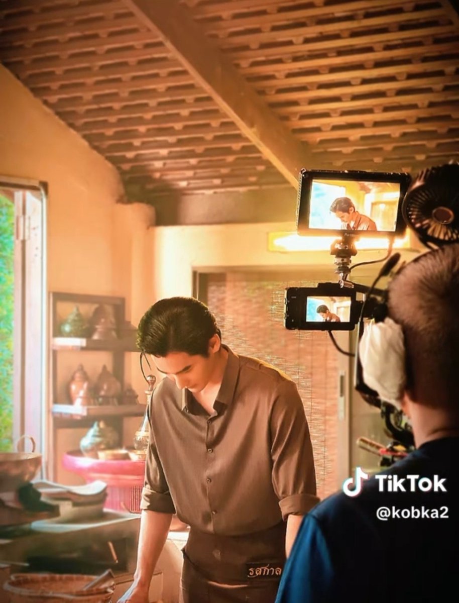 Sailorluna289's tweet photo. พี่ครามหรือพิเก้า 👨🍳🫕🍳
ผมเปิดหน้า ปอยผมปังปอนด์ (3เส้น)🤣
#Tvscene #รสกาล
#EnchantedTasteInTime
#number_9th https://t.co/E43JJvIU4k
