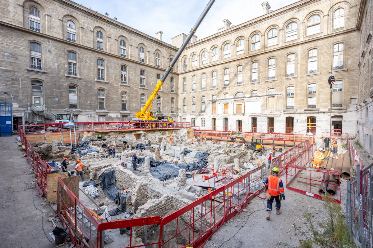 Inrap's tweet photo. 🔎 Le rempart de la Lutèce gauloise retrouvé sous l’Hôtel-Dieu AP-HP à Paris
Les archéologues de la Ville de @Paris et de l’Inrap ont mis au jour un mur de près de 20 m, caractéristique des fortifications gauloises de la fin de l’âge du Fer.
👉 https://t.co/1cXQnvdJQ2 https://t.co/yqSjAdbedw