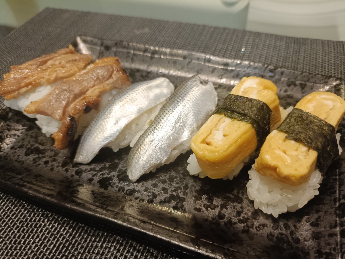 kiritom_loop's tweet photo. 59歳誕生日
ソロ寿司で独りささやかに祝う
玉子、コハダ(近所の魚屋の自家製)、あまに豚の蒲焼風
#自炊 https://t.co/t0IzMYjIx8