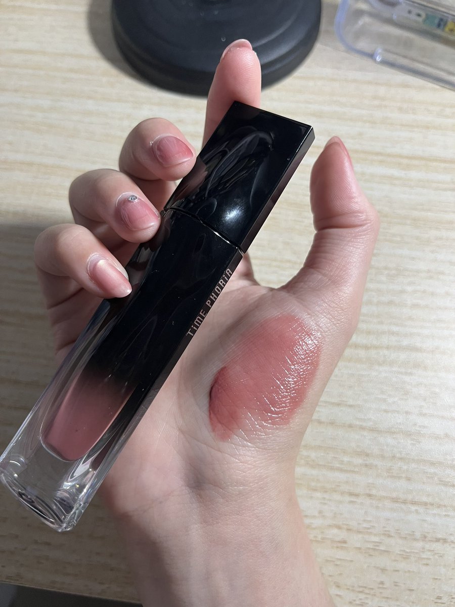 gggdragonnn's tweet photo. @KULPLENG timephora stellar dust ในรูปเบอร์ 003 นะคะ สีชมพูนู้ดที่ไม่ติดส้มและไม่วอร์มไป เนื้อลิปเบามาก ไม่ตกร่อง และติดทนมากก ทำงานทั้งวันปากไม่ซีด เชียร์มากคับ 
ตอนนี้ซื้อ2 แถม1นะคะ ตกแท่งละร้อยกว่า ไม่เกินร้อยยี่ คุ้มม https://t.co/Wl3o0bh4VR https://t.co/Nlx33Yd6px