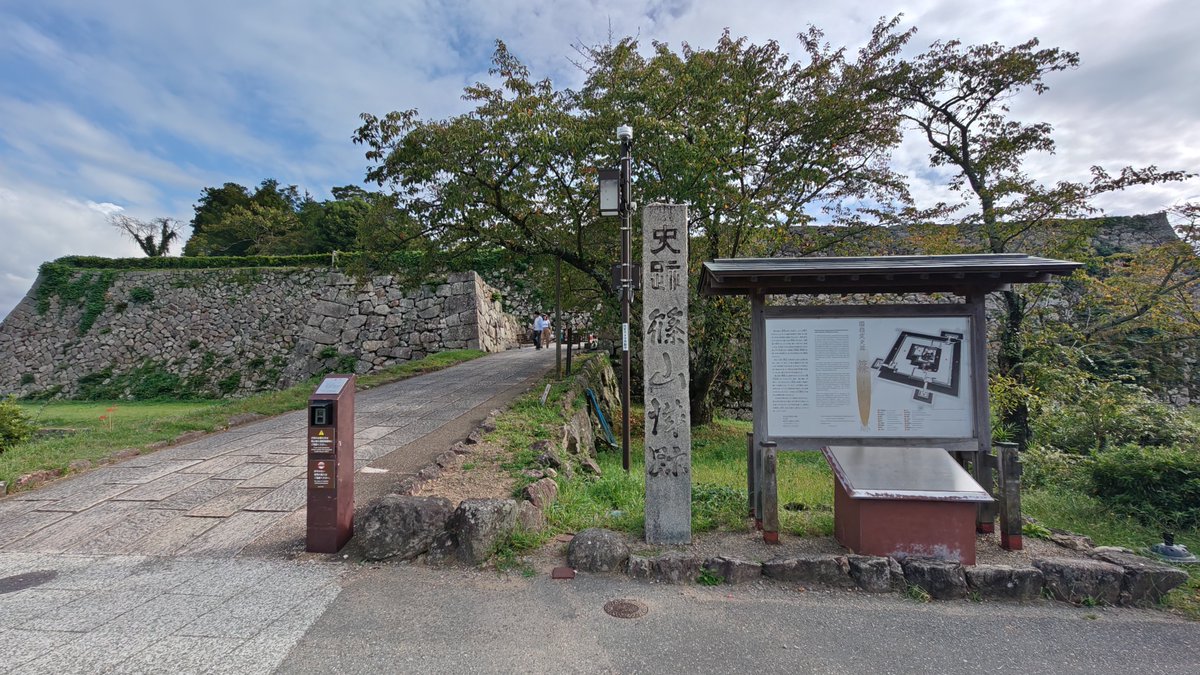 Ronwey_DQwalker's tweet photo. 1609年、徳川家康は松平康重を山陰道の要衝である丹波篠山に移し新城を築くことを命ずる。豊臣氏をはじめとする西国諸大名の抑えとするのが目的であったとされ、藤堂高虎が縄張を担当し天下普請により6か月で完成する。1944年に失火により大書院が焼失するが2000年に復元された。
#ドラクエウォーク https://t.co/bIcAeODkBN