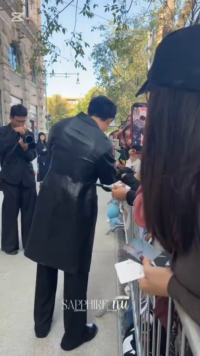 yugyossaem0701's tweet photo. 싸인해주는 지프룩 뒷모습🫠🫠🫠🫠🫠🫠

ZeePruk, who wore JILSANDER clothes were black.

ZEE PRUK MFW 2027
#JILSANDERxZEEPRUK
#JilSander
#ZeePruk @zee_pruk https://t.co/gXfhQS0uD1