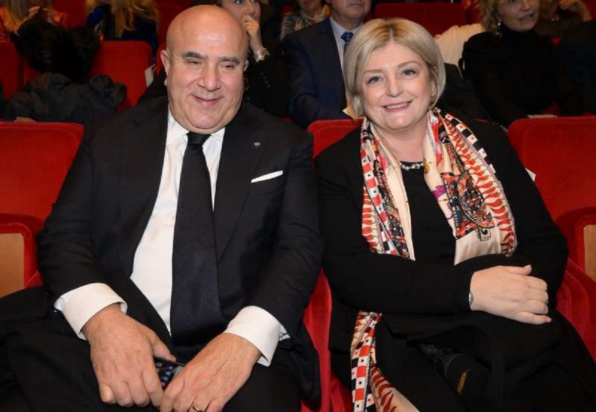 Frances99687883's tweet photo. A laurearsi di domenica,si imparano tante cose. Per esempio,ad essere per 17 anni presidente dell’Ordine dei #consulenti del #lavoro.Dimettersi un attimo prima di diventare #ministra e trasferire la carica al marito.Firmare norme a favore dell’Ordine e cedere al consorte il  1/ https://t.co/9GzigQ7SKK