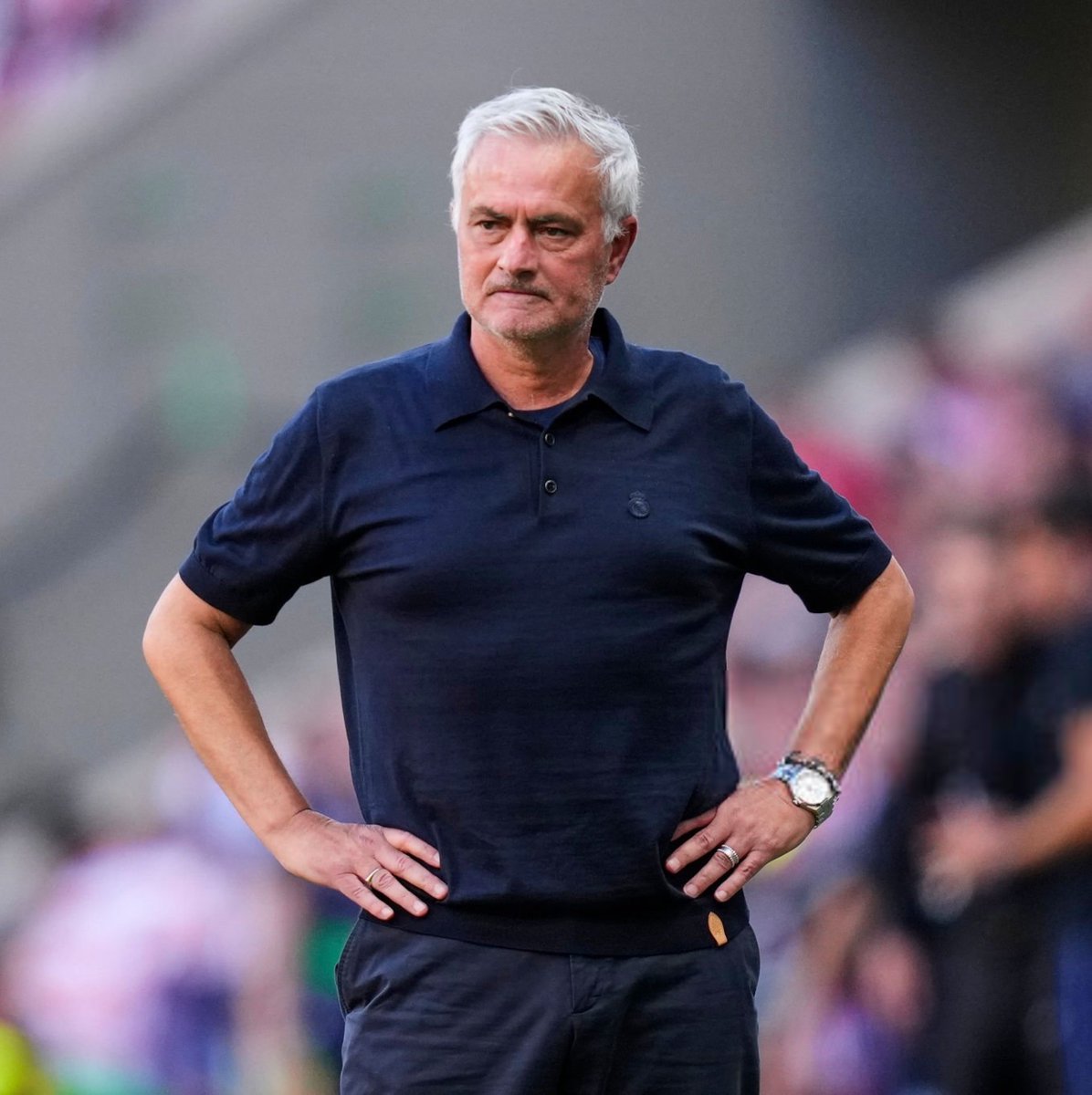 Forca_Fcb's tweet photo. دافيد بيرنابيو: 

بعد أن كان شعارهم أنهم لا يلعبون، بل يفوزون فقط.. 

أصبحوا الآن لا يلعبون ولا يفوزون

ولهذا، لم يبحثوا عن بديل لكروس، ولا لمودريتش، ولا عن بديل لرودري، ولا يمنحون بيرناردو أي اهتمام.

ولهذا، أعادوا مورينيو، وهو مدرب عفا عليه الزمن، - 11عامًا من دون الفوز بالدوري- 

والذي لن يتجاوز دوره، كما كان متوقعًا، أن يكون بوقًا أخرى من حكاية فلورنتينو ومتحدثيه الرسميين: العالم والحكام كلهم ضدهم.

ولهذا، كان فليك بالأمس في اجتماع المدربين، بينما بقي مورينيو في جحره، متمسكًا قدر استطاعته بنسخة من بيانات فريقه، والتي نسي أن يضع فيها معلومة: فريقه هو الأقل ركضًا في أوروبا.
