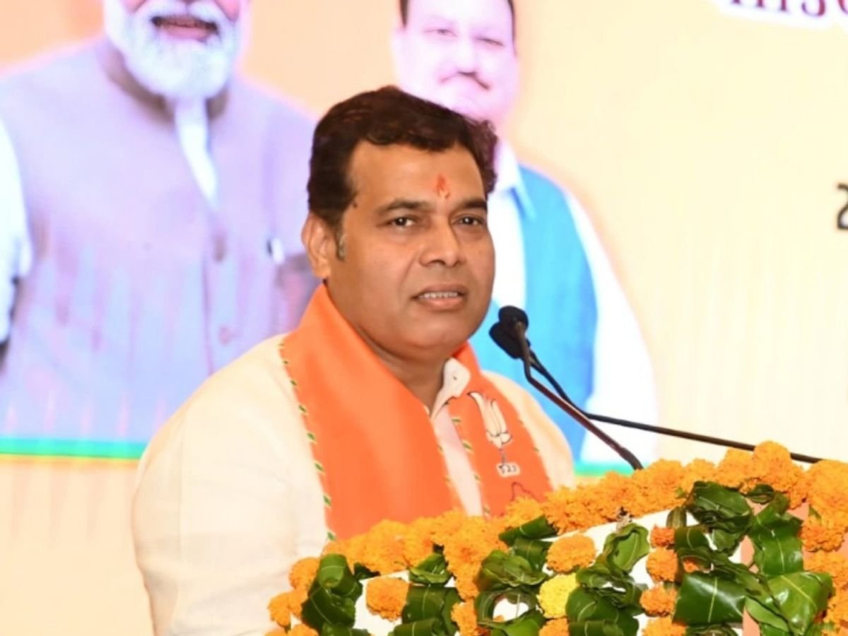 iSureshBjp's tweet photo. भाजपा के राष्ट्रीय अध्यक्ष श्री Nitin Nabin जी द्वारा श्री @ptshrikant Sharma जी को पुनः हिमाचल प्रदेश का प्रभारी एवं श्रीमती @DarshanaSingh76 जी को सह-प्रभारी नियुक्त किए जाने पर हार्दिक बधाई एवं शुभकामनाएं। https://t.co/PHDTHhYWRB