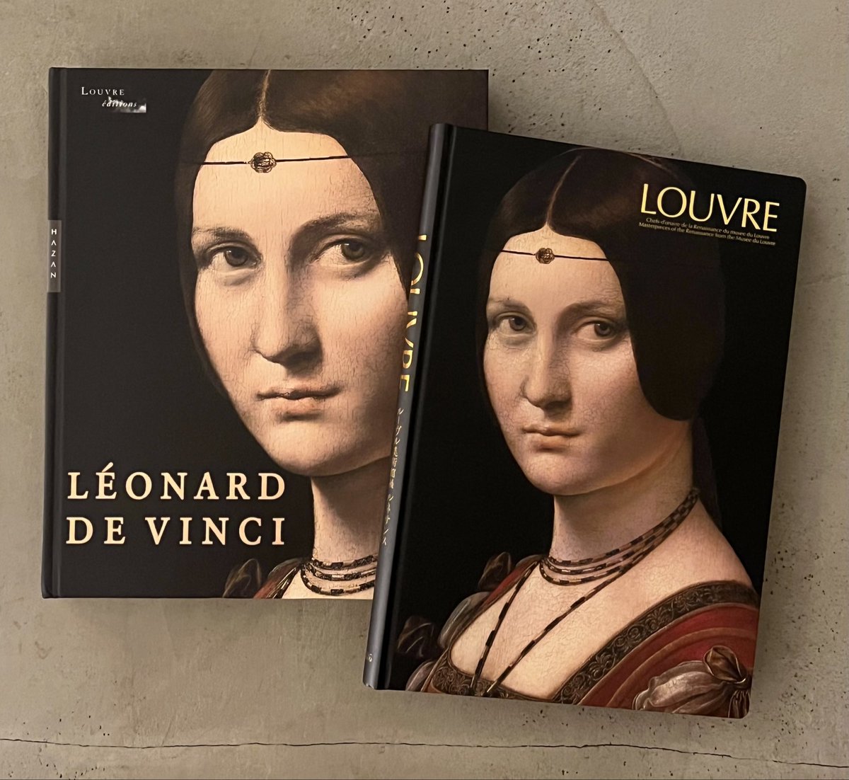 hiroyuki_fr's tweet photo. ルーヴル美術館には数えきれないほど足を運んでいるが、夥しい数の傑作群に紛れてしまい、今回ほど気持ちを乗せて《美しきフェロニエール（女性の肖像）》を鑑賞したことは一度としてなかった。ルネサンスの巨匠ダ・ヴィンチの作品なだけに、対面して観れば、圧倒的な熱量、迫力、肖像画の〈魂〉のあり様は十分に伝わって来た。
 
しかし、国家の間にあるモナ・リザを目当てに、もしくはグランギャラリーに飾られる他のダ・ヴィンチ作品（聖アンヌと聖母子、岩窟の聖）やラファエロ、カラヴァッジョ等々の作品を始め、夥しい作品群を前にして、《美しきフェロニエール》に時間をかけて鑑賞した記憶はほとんどなく（つまりほぼ素通りに近い状態で）、言ってみれば、今回、この『ルーヴル美術館展ルネサンス』の展示を通じて、初めてこの絵に向き合ったような気がするのである。フェロニエールを展覧会の最後のクライマックスに位置付ける展示の仕方は、この作品に出会うための、観る者に十分な準備時間を与える演出として、十分にドラマティックであり効果的であった。

#国立新美術館 #ルーヴル美術館展 #ルネサンス #美しきフェロニエール