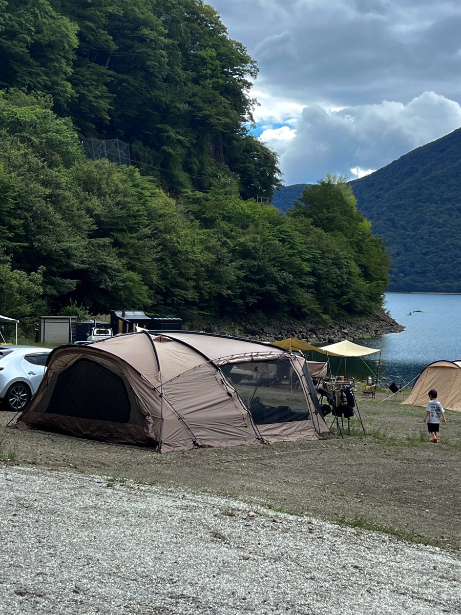 bokutocamp's tweet photo. キャンプしてて思うのは業界が流行らそうとしてる方向とユーザーの必要としてるものにだいぶ乖離がある気がした、みんなめちゃくちゃ軽装だしエアテントなんて一つも無いし（ふもとっぱらとかは別）自分も大型テント手放して小さくして行きたいと思う、移住性考えたらでかいのは捨てがたいけど。 https://t.co/ciYE6JaxLb