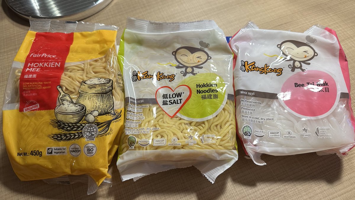 mitaro_r32's tweet photo. 今回も生福建麺と米太目を買いました。全て常温で1ヶ月ほど保ちますが、自宅に戻ったら冷凍庫にぶち込みます。
Bee Tai Makは野菜と肉と一緒に炒めて醤油などで味付け、モチモチした太くて短い米麺が美味しいです。 https://t.co/AuMLtFrUIN