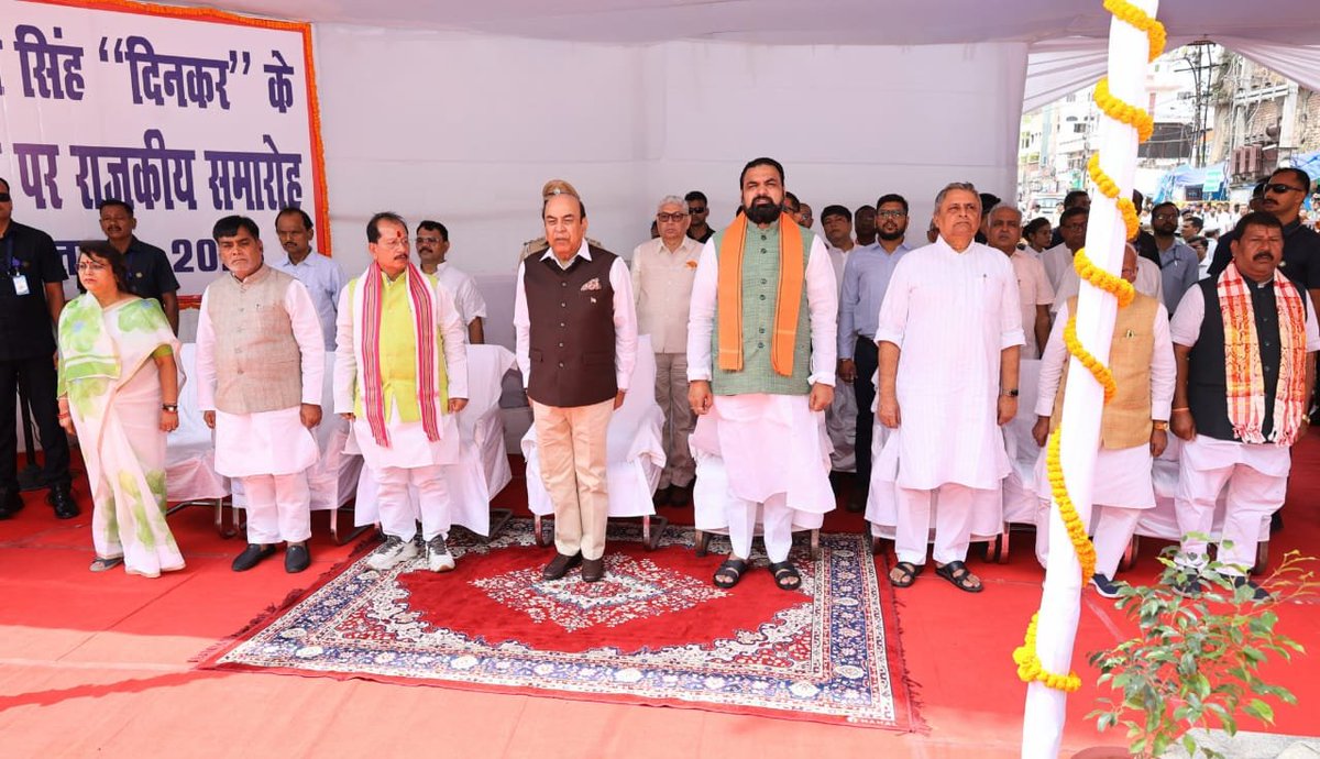 officecmbihar's tweet photo. माननीय मुख्यमंत्री श्री सम्राट चौधरी जी ने आज पटना के दिनकर चौक, नाला रोड स्थित गोलम्बर पर राष्ट्रकवि स्व. रामधारी सिंह दिनकर जी की जयंती के अवसर पर आयोजित राजकीय समारोह में उनकी प्रतिमा पर पुष्प अर्पित कर भावभीनी श्रद्धांजलि दी। https://t.co/Xlz5c63Ubj