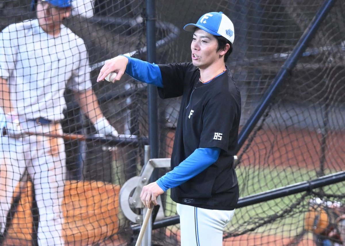 doshinsports's tweet photo. 【舞台裏】中島卓也の引退試合　〝カルガモ隊〟の仕掛け人は同学年の谷内コーチ？「卓にとって特別な日」 | 道新スポーツ | DOSHIN SPORTS https://t.co/PMpcQ2KUv1 @doshinsportsより #lovefighters https://t.co/yNB0CAuzbk