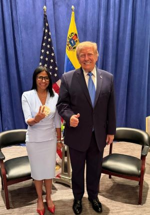 homeroboscan's tweet photo. Esa foto dizque del Presidente Trump con la interina Delcy Rodríguez, en la ONU es un vulgar montaje para engañar pendejos...Ni siquiera cuidaron los detalles...Trump con corbata azul (demócrata) cuando siempre usa corbata roja (republicana)...La cabeza de Trump la montaron a un cuerpo muy pequeño y a leguas se ve que toda la figura fue cortada y montada al lado de Delcy...No hay ni una de esas sillas burdas, con cuero y madera, en la ONU, todo es plástico o de metal...Montaron las banderas al revés...La de USA debía estar a la derecha, detrás de Trump... y Delcy no usa zapatos tan ordinarios...Puro embuste...Muy mal hecho.