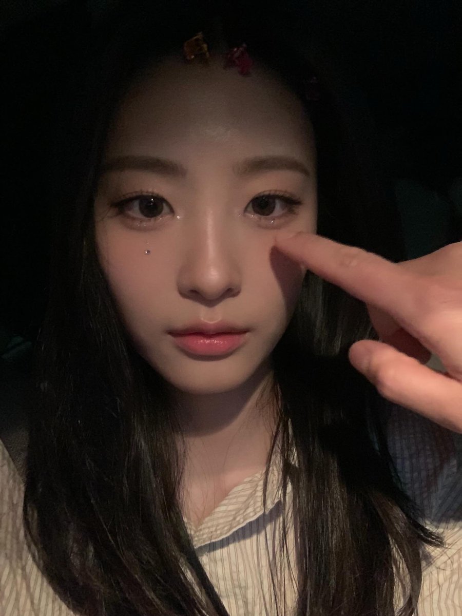ohyejur's tweet photo. took some quick selfies outside in my track jacket then spent the evening walking under the cherry blossoms with face glitter on. night felt super peaceful and pretty. https://t.co/PPvqnKKgax