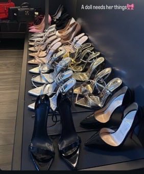Destinyleigh5s's tweet photo. And we get 2 Off White looks! I’m sat! 

OLANDRIA OFF-WHITE 10x10 
#OlandriaxOffWhite #10x10 https://t.co/JM0GFXJDot