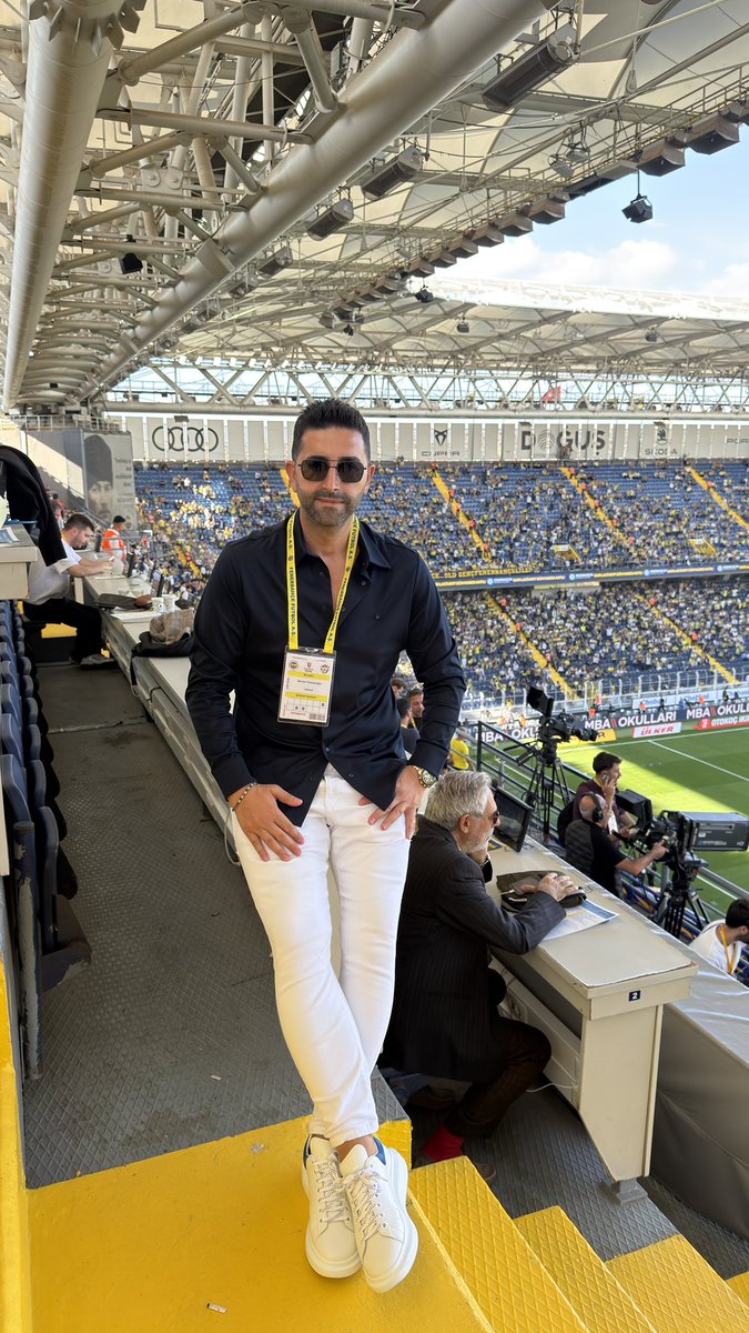 buzzspor's tweet photo. Sercan Hamzaoğlu: "Galatasaray'ı, kendi camiamla karşılaştırdığım zaman, kendi camiamda şampiyon olmayan bir teknik direktör dördüncü kez gelebiliyor.

Biz dört sene üst üste şampiyon olmuş bir teknik direktöre, ‘Sen bu işi bilmiyorsun. Senin ekibin de yetersiz.’ falan diye yorum yapsak vallahi biz sokakta dayak yeriz, bizi vururlar. 

Camiaları karşılaştırdığın zaman bizde başka bir boyut. İsmail Kartal bu sezon Fenerbahçe’yi şampiyon yapsın, omuzlara alırlar. Toz kondurmayız. Bizde bir bağlılık var. Bizde şöyle, biri şampiyon yapmasa da inanıyorsak o kişiye...Bizde ona bağlılık var. 

Ali Koç, Fenerbahçe’den 8. senesinde ayrılmadı mı abi? 8 senede bir şampiyonluğu var mı mesela? 

Galatasaray’da 8 sene şampiyon olmamış bir adamın durma şansı var mı? 1 yıldan sonra...."