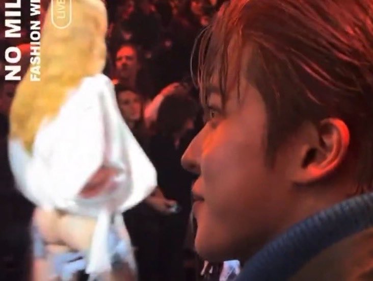 yowooyo's tweet photo. yunho trying to ignore it https://t.co/FRFgdqi6oL