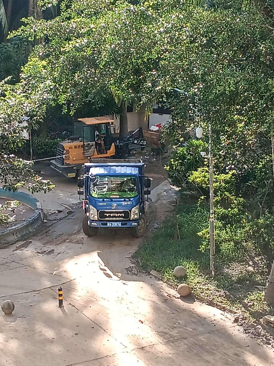 sigma_kai's tweet photo. 今天开始清淤泥、拖走泡水车，很多一楼床垫子也被泡了，拿出来晒 https://t.co/lXABV4t1qM