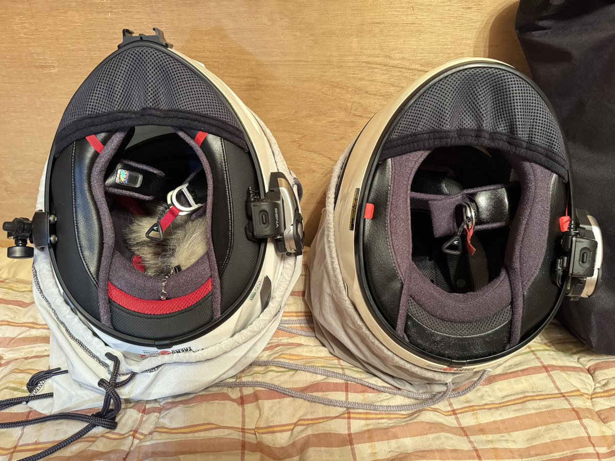 haru11nc39's tweet photo. SHOEI X-Fifteen㊧とX-TYELEVE㊨も顎紐通しDリングに備わるE.Q.R.S.（エマージェンシークイックリリースシステム）赤リボンに加えRS TAICHI純正ジッパープルを装着して顎紐緩めを麻痺のある上肢指先でもなるべく摘みやすくしてみた👌😁 https://t.co/xqnUFCFvDE