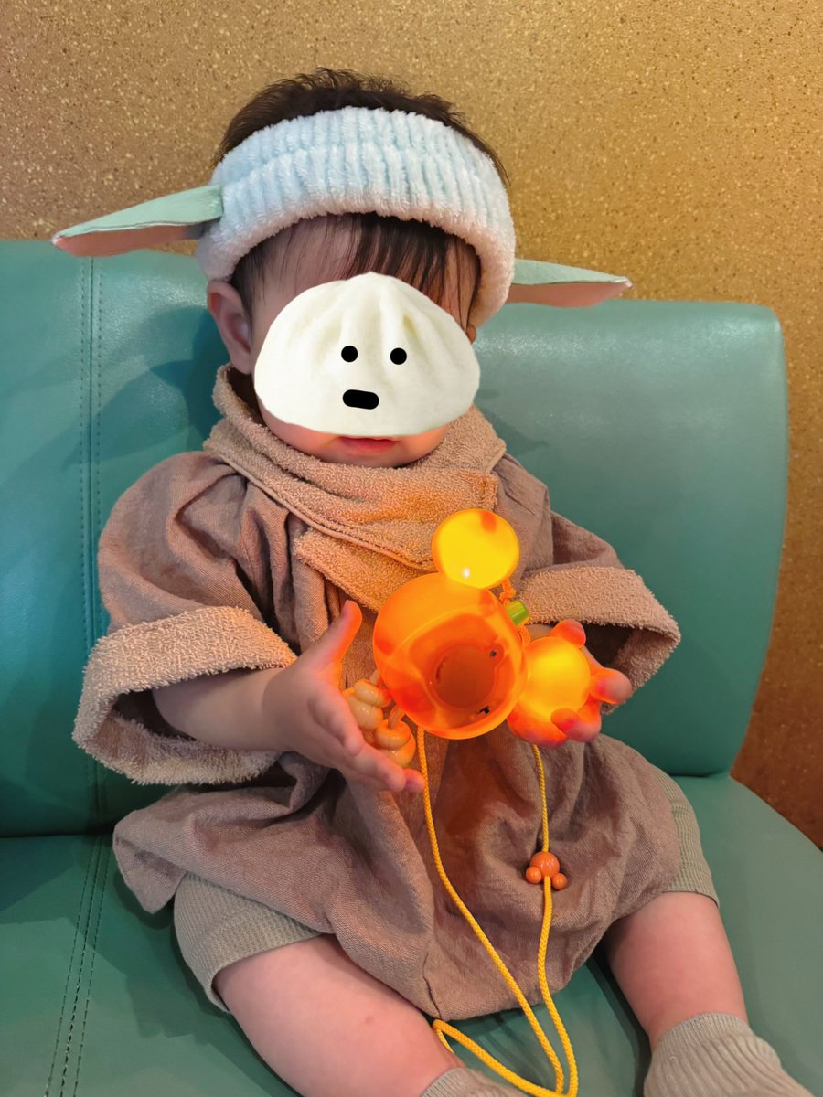 soyaaan0228's tweet photo. 今日はジェダイナイトとグローグーでインしてきました🐸
娘のDハロデビューだったんだけどなかなか衣装も動きやすくあんま負荷にならない感じにできたかなぁと🕺
あと髪型なかなかジェダイっぽい感じになったのでは？
ジャリンパパにも会えたし雨だったけど楽しかったやー！
#Dハロ2026 https://t.co/hpEj0CO8Qd