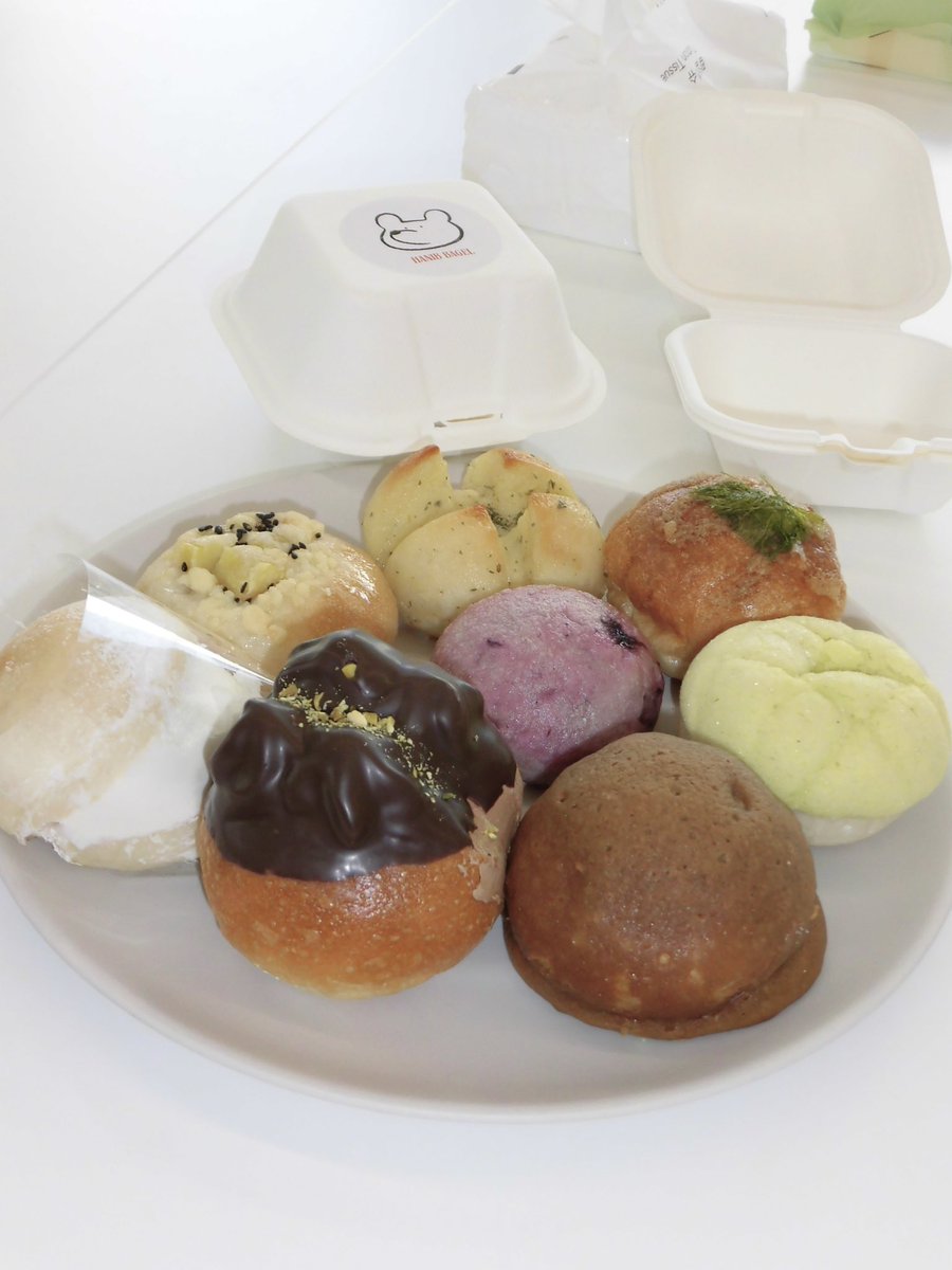 _27baby_'s tweet photo. ソウルの森にある한입베이글行ってきた🍞
一口サイズのベーグルが一つ300円くらいで売ってて、いろんな味食べれるのがありがたい😭
店内にオーブンあって温め直せるし、フォトイズムもあって旅行にいいかも！

わたしのお気に入りは明太子とドバイ🍫

#一口ベーグル #pr https://t.co/7Bwkp1bWfy