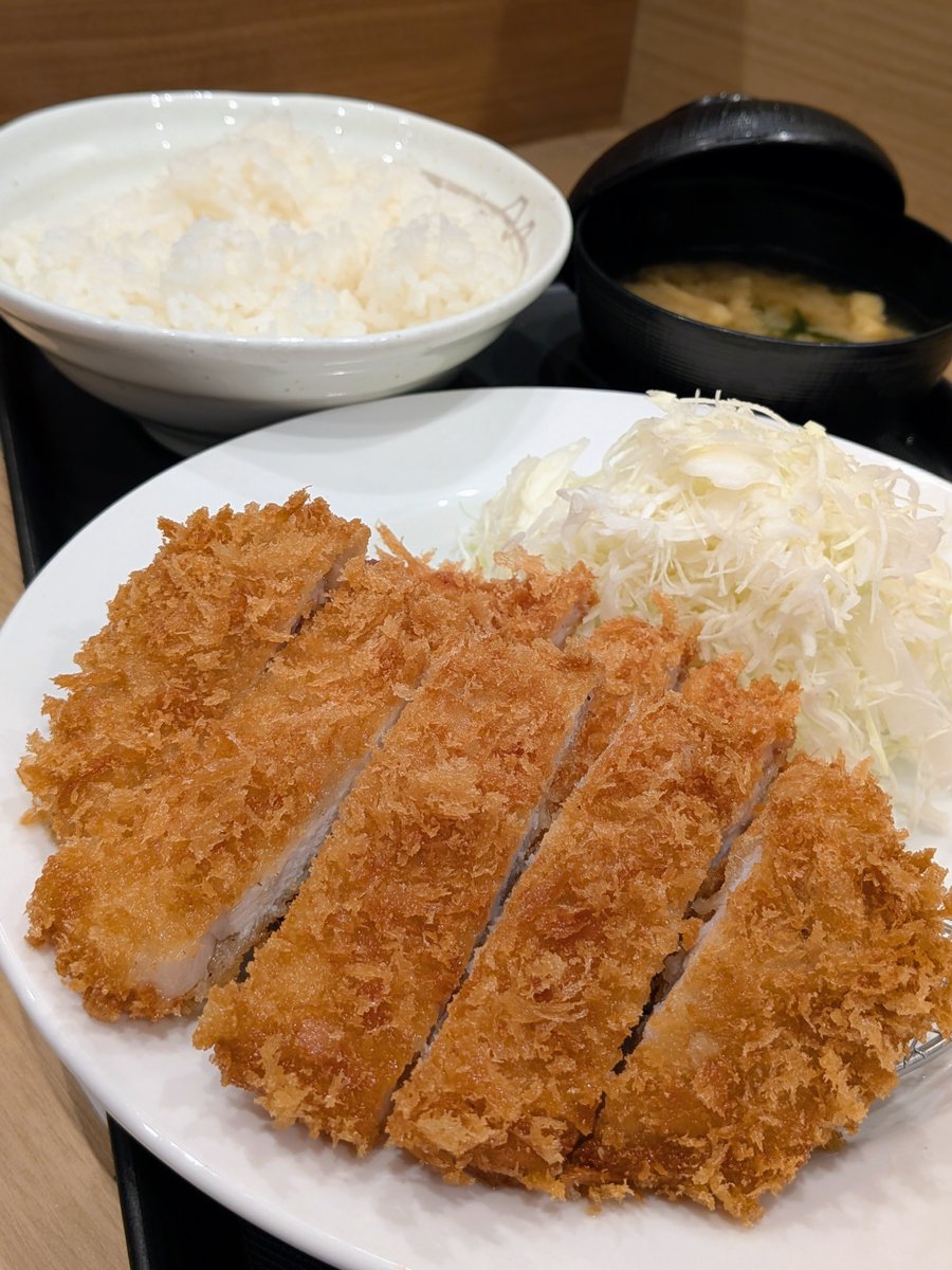 dekamoriramen's tweet photo. 690円で
デカいロースかつ2枚
ご飯食べ放題
みそ汁飲み放題

松のやはいつ来ても神 https://t.co/HXlJbnuwx0