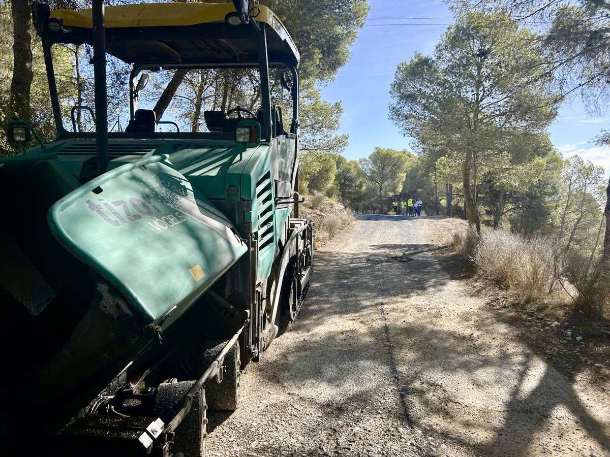 BernabeCanoES's tweet photo. 🚧👷🏻‍♂️Estamos realizando las obras de reacondicionamiento y reasfaltado del Camí Rural de Sentenilla de Dalt de @LaNuciaES 

💶Inversión de 49.002,28 € y cuenta con una subvención del 80% de la @dipuAlicante 

➕ℹ️👉🏻  https://t.co/52yzgs4RId

#LaNucia #FentPobleFemFutur https://t.co/7GlVozDDv2