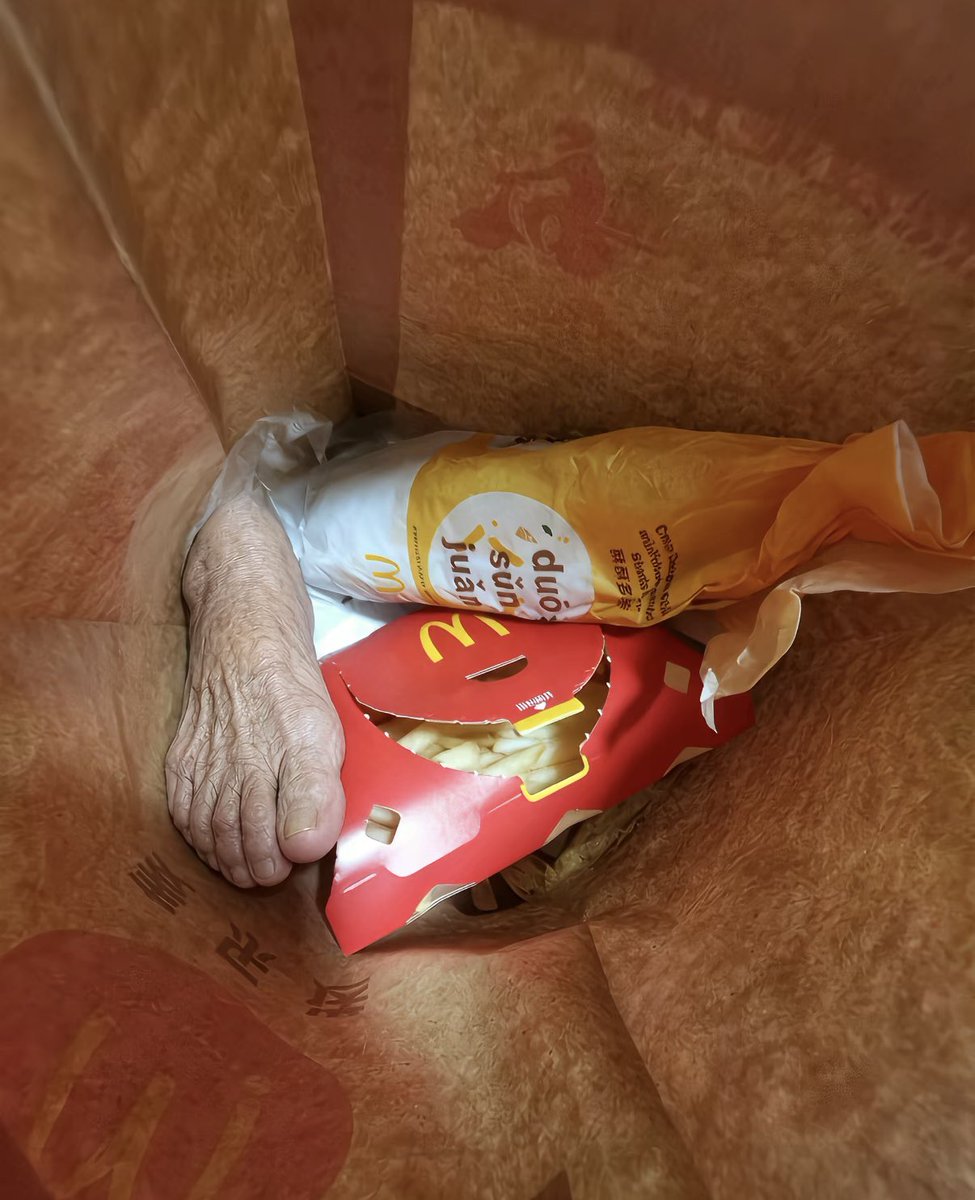 ihateoverdose's tweet photo. im sorry but u just mentioned about feet right https://t.co/NGJVuLNgCl