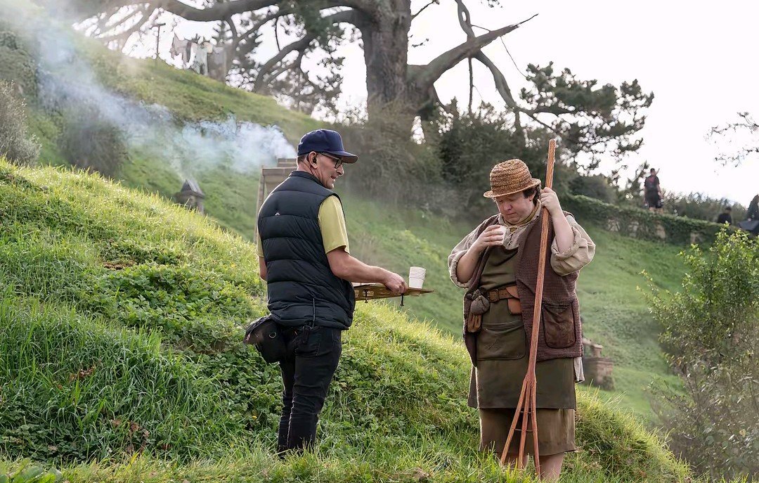 lotr_turkiye's tweet photo. 🚨 ALARM KURUN, SHIRE'A DÖNÜYORUZ! 🌿🚨
Hobbiton'dan ilk resmi set görüntüleri sızdı ve tüylerimiz diken diken! Andy Serkis'in yönetmen koltuğunda olduğu "The Hunt for Gollum" (Gollum'un Peşinde) filminden, Bag End'in kapısını aralayan o ilk anları görüyoruz. https://t.co/o44HMqdO0R