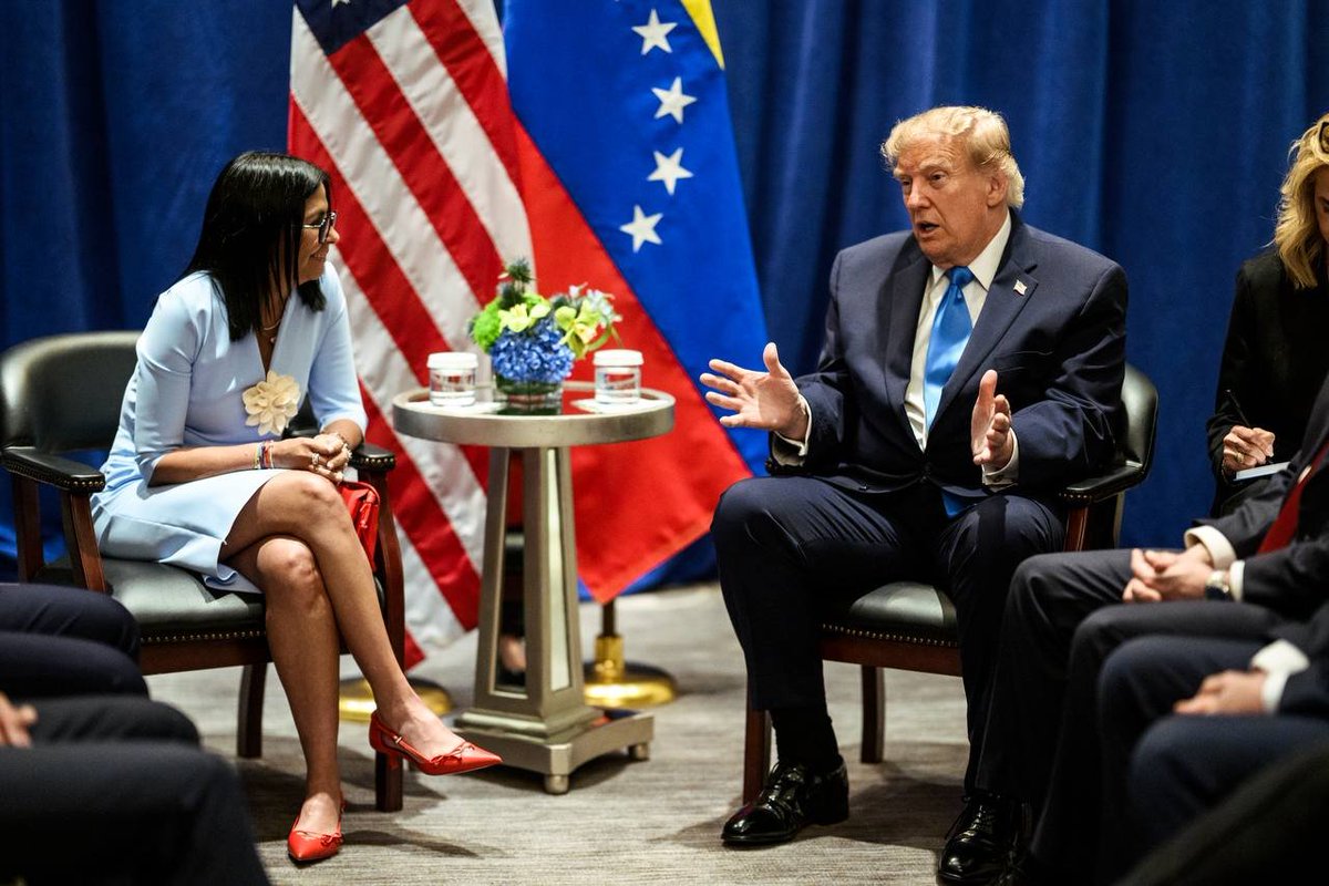 Desib733's tweet photo. PARA LOS QUE DECÍAN QUE NO SE IBAN A REUNIR COMO @carlaangola

Aquí están las fotos de la presidenta encargada Delcy Rodríguez y Donald Trump 👇 https://t.co/MFba1Xzw09
