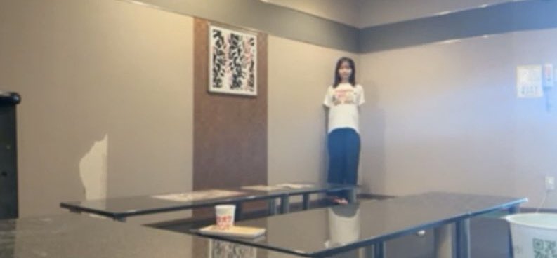 akiyoshi_hkt48's tweet photo. 実家から懐かしいシャツ引っ張り出した。
ヒトカラで大部屋😂🎤

#にっこにこ2期14周年 https://t.co/lIfwo7rHmE