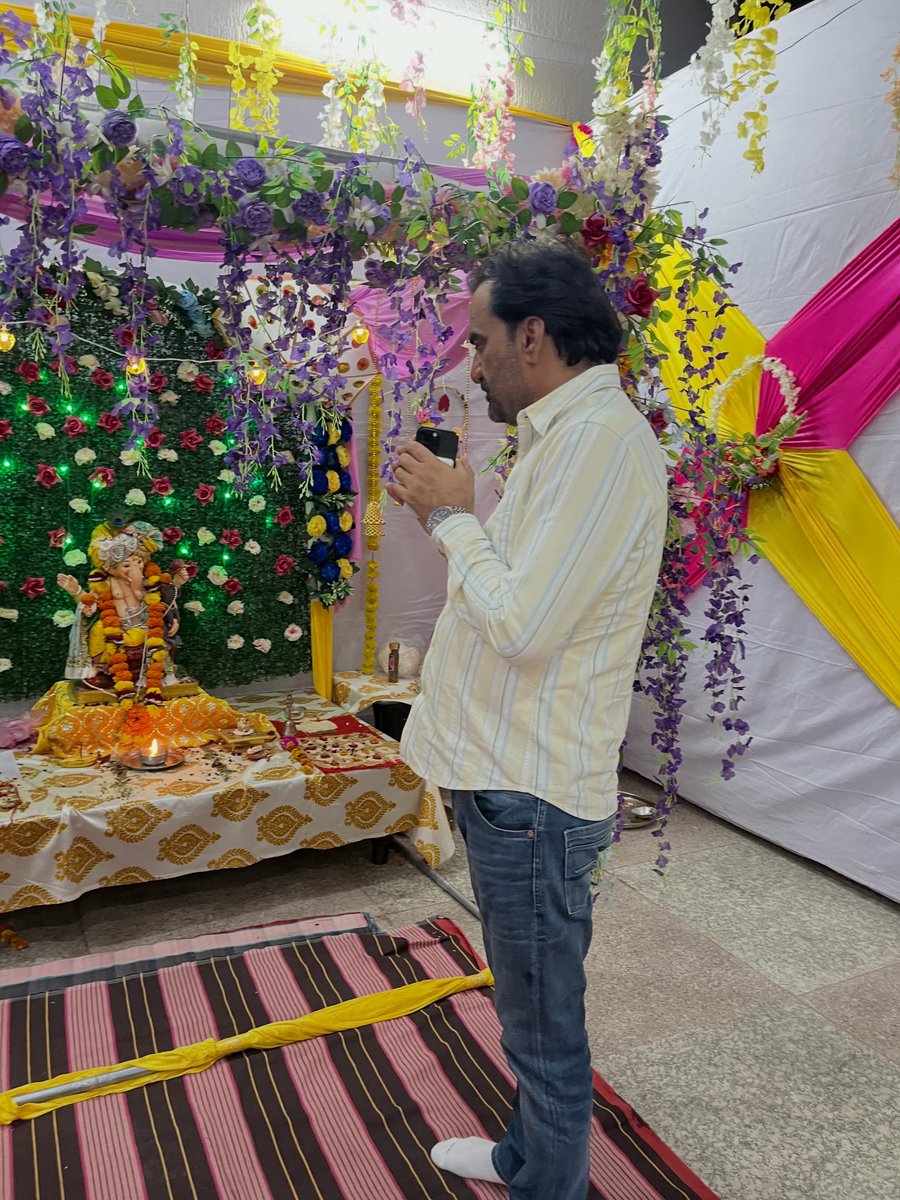 hanumanbeniwal's tweet photo. कल शाम नागौर आवास पर स्थापित श्री गणपति प्रतिमा के समक्ष सुंदरकाण्ड पाठ का आयोजन किया गया,इस अवसर पर श्रद्धापूर्वक भगवान श्री गणेश एवं श्री हनुमान जी की पूजा-अर्चना कर सभी के सुख-समृद्धि, शांति एवं खुशहाली की कामना की। https://t.co/l0YK824xSN