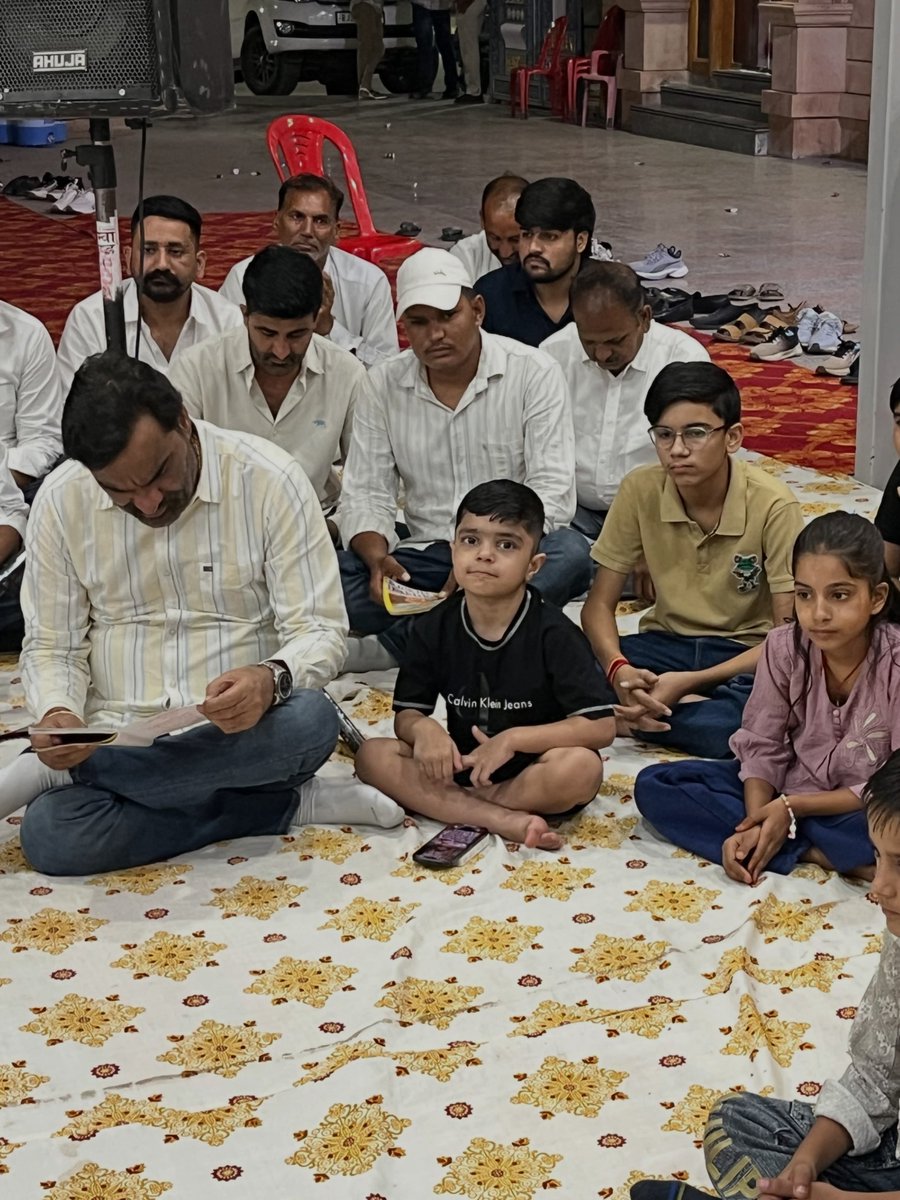 hanumanbeniwal's tweet photo. कल शाम नागौर आवास पर स्थापित श्री गणपति प्रतिमा के समक्ष सुंदरकाण्ड पाठ का आयोजन किया गया,इस अवसर पर श्रद्धापूर्वक भगवान श्री गणेश एवं श्री हनुमान जी की पूजा-अर्चना कर सभी के सुख-समृद्धि, शांति एवं खुशहाली की कामना की। https://t.co/l0YK824xSN