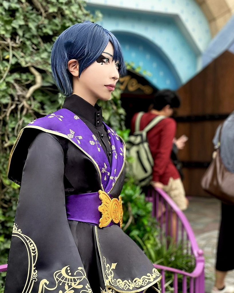 maaashiro__cos's tweet photo. バンケ並んでただけなのに異様に凛々しい♠️
 #Dハロ仮装2026
 #Dハロツイステ仮装 https://t.co/eb8QX32Ifi