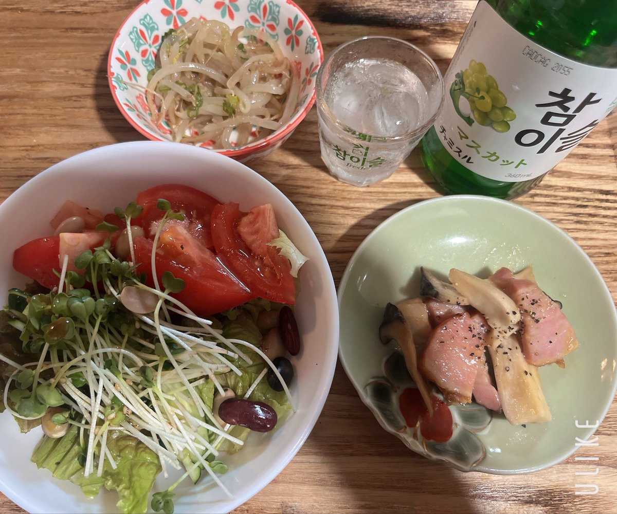 ongyaaaaa31's tweet photo. 夕飯！
明日はやっっっっと休み！1人時間😊
飲むしかないっしょ🥂✨

サラダ、もやしのナムル、
エリンギとベーコンのバター醤油炒め

あと画像にはないけど子供の残した朝マックの残りを食べました😅 https://t.co/nztjB2ZXNT