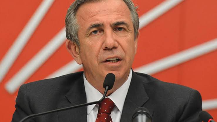 haskologlu's tweet photo. 🔴#SONDAKİKA | CHP’de istifa eden Mansur Yavaş’ın açıklaması:

• Daha önce, parti içinde şahsımla veya izlediğim tutumla ilgili bir rahatsızlık varsa bunun gereğini yapacağımı söylemiştim. Ve bugün yapılan bazı açıklamalar nedeniyle;  Cumhuriyet Halk Partisi üyeliğimden ayrılıyor, siyasi yoluma bağımsız olarak devam ettiğimi kamuoyunun takdirine sunuyorum. Ben dün beraber yürüdüğüm hiçbir arkadaşımı bugün siyasi tercihi nedeniyle yok saymayacağım.

• Bundan sonra da Ankara Büyükşehir Belediye Başkanı olarak; bana oy veren ya da vermeyen, hangi siyasi görüşten olursa olsun bütün Ankaralılara aynı anlayışla hizmet etmeye devam edeceğim. Çünkü benim için belediye başkanlığı bir siyasi kariyer basamağı değil, milletin emanetidir. Makamlar geçicidir. Siyasi şartlar değişebilir. Ama milletin size verdiği emanete sadakat değişmez. Ben bugüne kadar bu emanete nasıl sahip çıktıysam bundan sonra da aynı şekilde sahip çıkacağım."