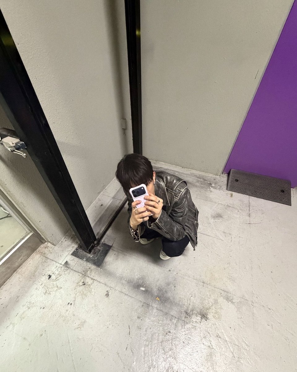 hsngpilled's tweet photo. genuinely the funniest shit heeseung does is always tell evers / ppl around him that he doesn’t understand how people find him cute.. 

and then here he go making himself miniature hamster size in various locations https://t.co/nSdVpfYW2O