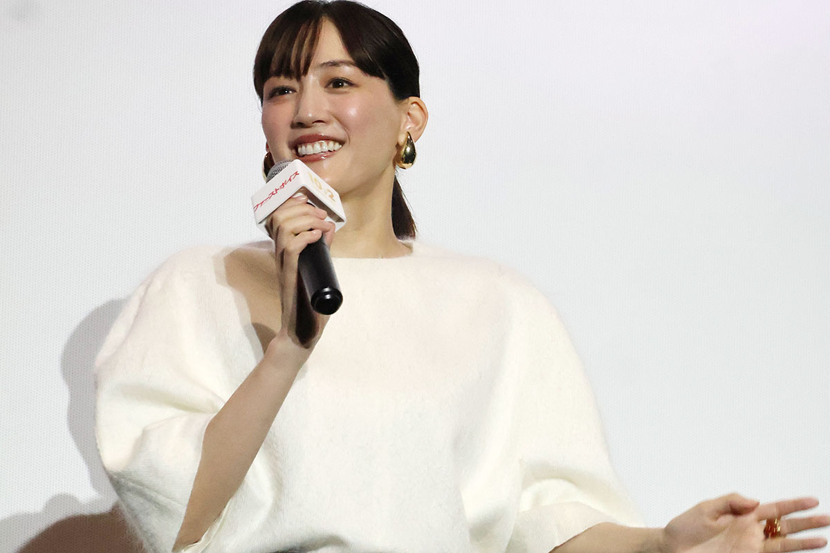 lmaga_jp's tweet photo. 「必死のパッチで頑張ってます」
#綾瀬はるか さん、大阪弁を披露👏

映画『ファーストボイス』舞台挨拶
子ども記者からも質問が🎤
👉https://t.co/IQd321dbtV https://t.co/kxF9KKYyl9