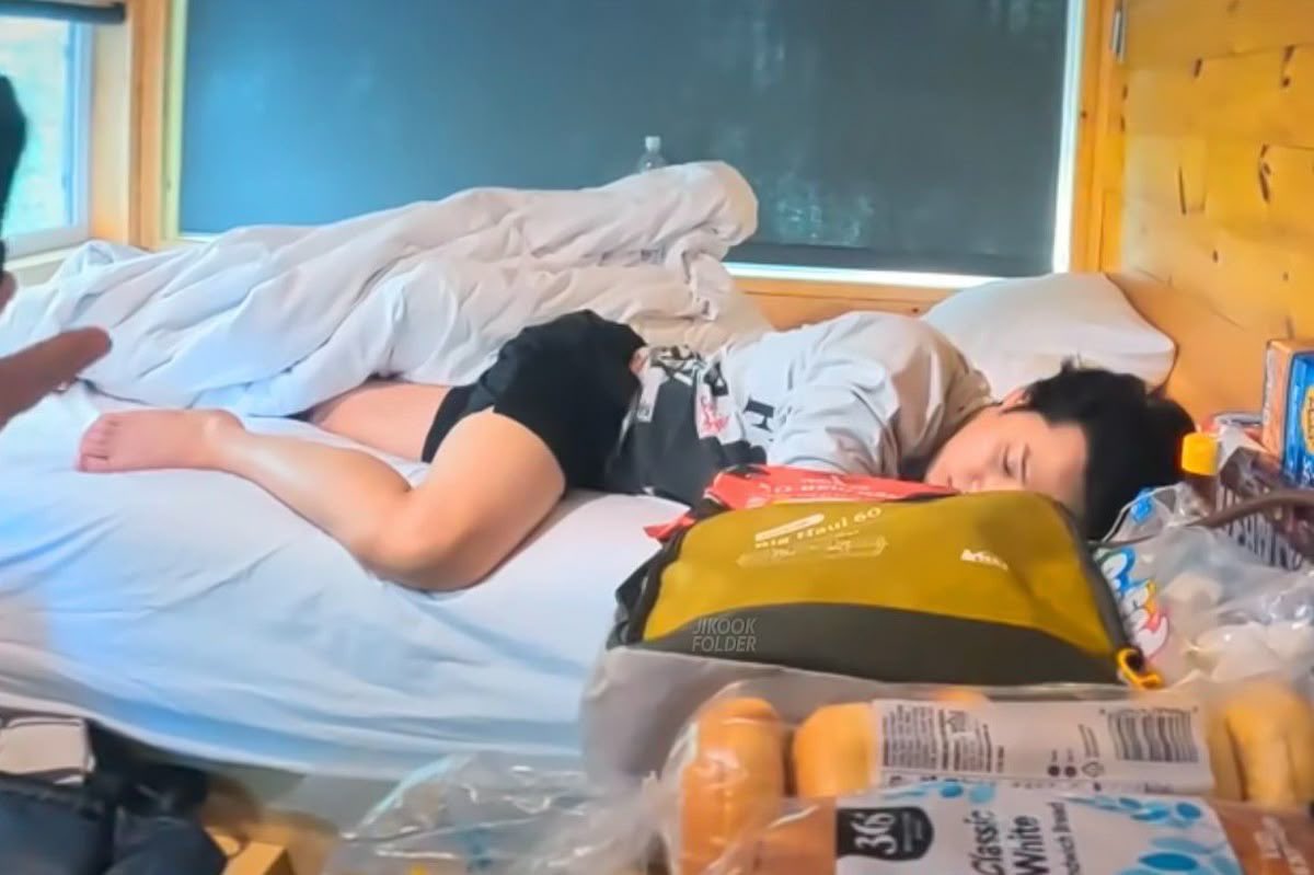 anxietea9's tweet photo. feeling like jimin in ays season 1/ep 1 after he spent his whole day on the toilet #igotissues #tmi #jm https://t.co/KvCYcCEQpU