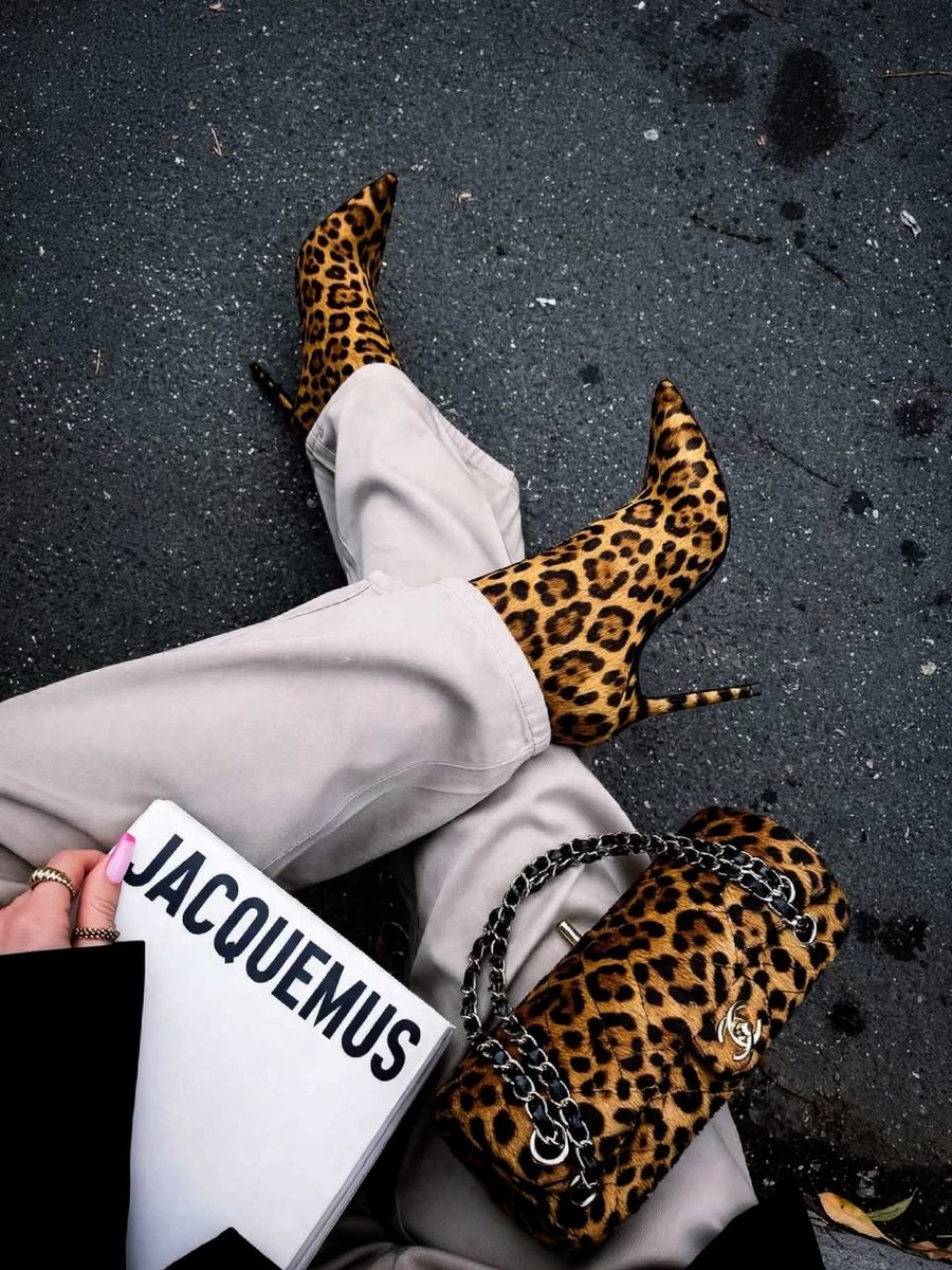 insperiaX's tweet photo. Nerver underestimate a woman in a Power coat and a classy heels. 🐆 https://t.co/fhaFZKCbR2