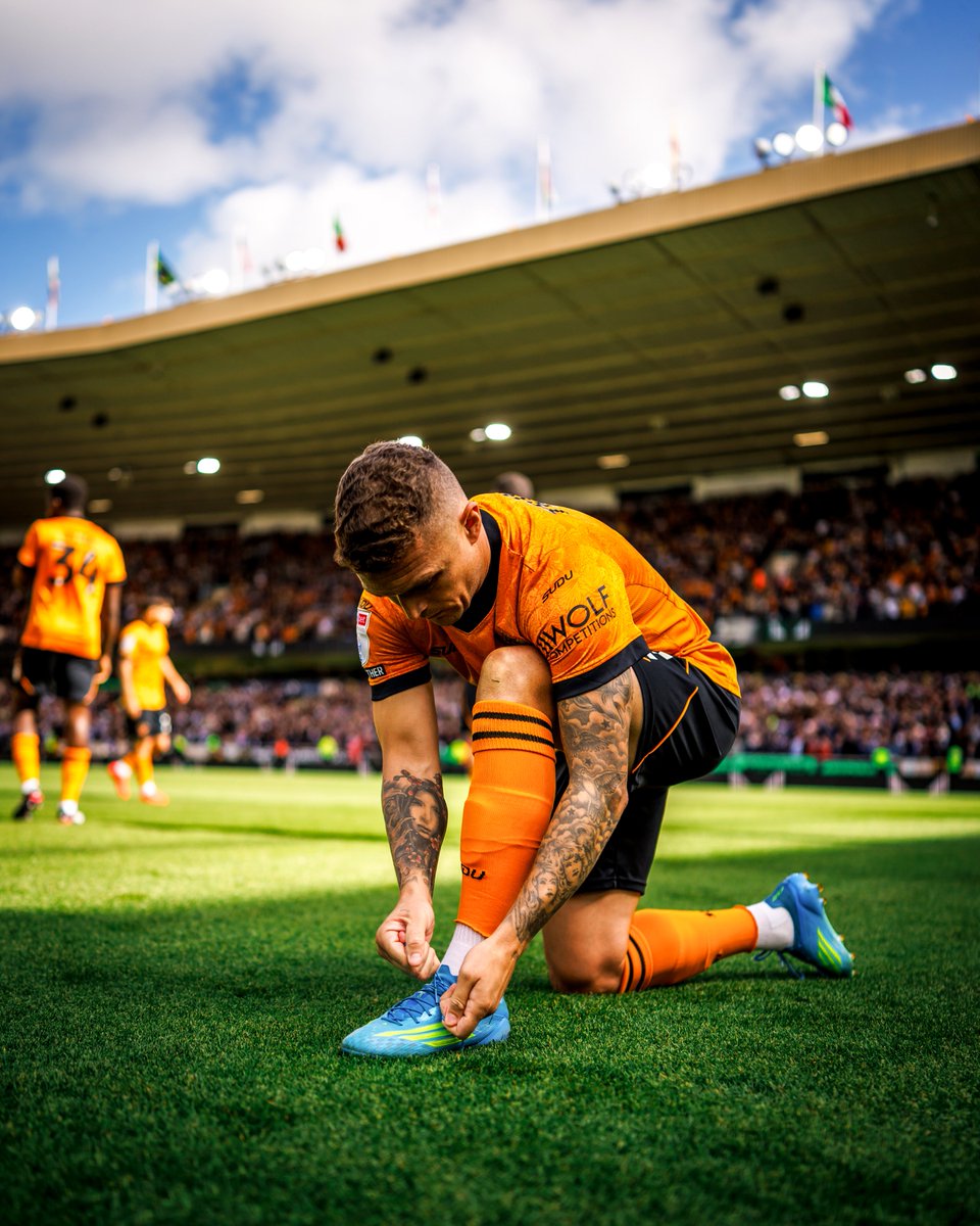 Wolves's tweet photo. Trippier’s return to Molineux 📸 https://t.co/4I5cmXOszn