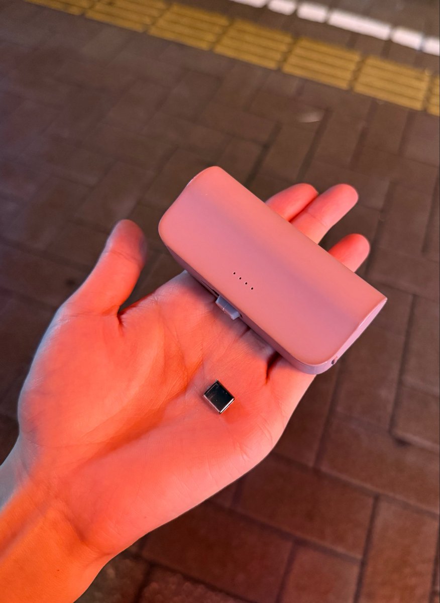 dkwxo's tweet photo. モバイルバッテリー折れました😭 https://t.co/mpW1A0Lbra
