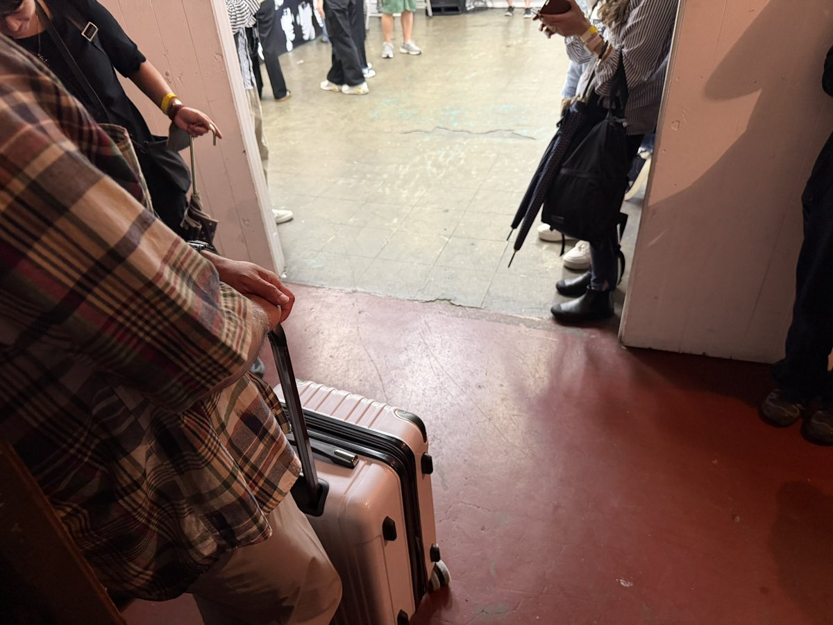 wesker4728's tweet photo. 何の説明もなく黙々と撤収しているスタッフを囲むように客が残っている異様な光景…

#RIDE #サイン会 https://t.co/KTzL3977JE