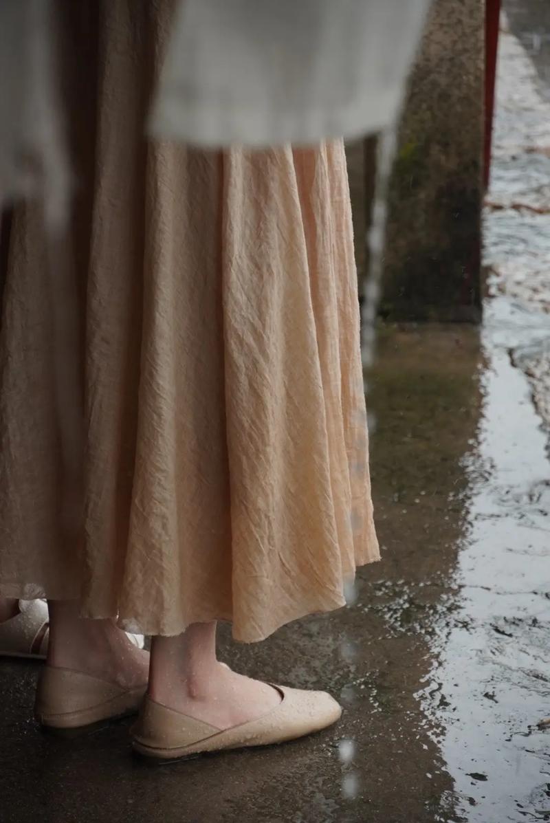 diyahrahayu20's tweet photo. Just stared at the rain streaking down the window, sipping warm tea, and felt all the tiny, cozy bits of today wrapping around my chest ， https://t.co/ZI1mkzsBky