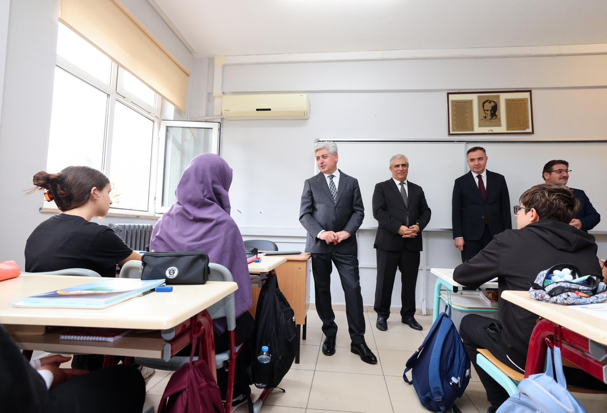 SakaryaValiligi's tweet photo. Valimiz Sayın Rahmi Doğan, Adapazarı ilçesi Alandüzü Mahallesi’nde bulunan Cevat Ayhan Fen Lisesi’ni ziyaret etti.

Gerçekleştirilen ziyarette okul yöneticileri, öğretmenler ve öğrenciler tarafından karşılanan Valimiz Sayın Rahmi Doğan, okulun eğitim ortamları ve yürütülen çalışmalar hakkında bilgi aldı.

Sınıfları gezerek öğrencilerle bir araya gelen Valimiz Sayın Rahmi Doğan, öğrencilerle bir süre sohbet ederek eğitim hayatları, dersleri ve hedefleri hakkında görüş alışverişinde bulundu. Öğrencilerin talep ve önerilerini de dinleyen Valimiz Sayın Rahmi Doğan, gençlerin kendilerini akademik, sosyal ve kültürel alanlarda geliştirmelerinin önemine değindi.

Daha sonra okul yöneticileri ve öğretmenlerle bir araya gelen Valimiz Sayın Rahmi Doğan, okulun genel durumu, eğitim-öğretim faaliyetleri, öğrencilerin başarı durumları ve yürütülen projeler hakkında bilgi aldı.

Öğretmenlerin görüş ve değerlendirmelerini de dinleyen Valimiz Sayın Rahmi Doğan, eğitim kalitesinin daha da yükseltilmesi, öğrencilerin yeteneklerinin desteklenmesi ve geleceğe en iyi şekilde hazırlanmaları konusunda yürütülen çalışmaların önemine dikkat çekti.

Ziyaret, okul yöneticileri ve öğretmenlere çalışmalarında başarılar dileyen Valimiz Sayın Rahmi Doğan’ın öğrencilerle gerçekleştirdiği sohbetin ardından sona erdi.