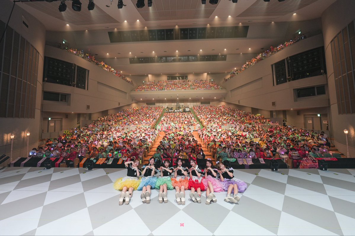 FRUITS_ZIPPER's tweet photo. ⟡📸ホールツアー岐阜公演 集合写真🗝️ ⟡

9/23(水) at 長良川国際会議場　メインホール
FRUITS ZIPPER JAPAN TOUR 2026 - AUTUMN -
「Secret Code」

💜仲川瑠夏 @luna_fz0703
💛早瀬ノエル @noel_fz1229
💚櫻井優衣 @yui_fz0221
🩵真中まな @manafy_fz0422
🩷松本かれん @karen_fz0328
🧡鎮西寿々歌 @suzuka_fz1124
❤️月足天音 @amane_fz1026

🎧「秘密のアティチュード」を聴く
https://t.co/dLn4L79eTw

#ふるっぱーと全国ツアー2026
#FRUITSZIPPER #ふるっぱー 
#フルーツジッパー