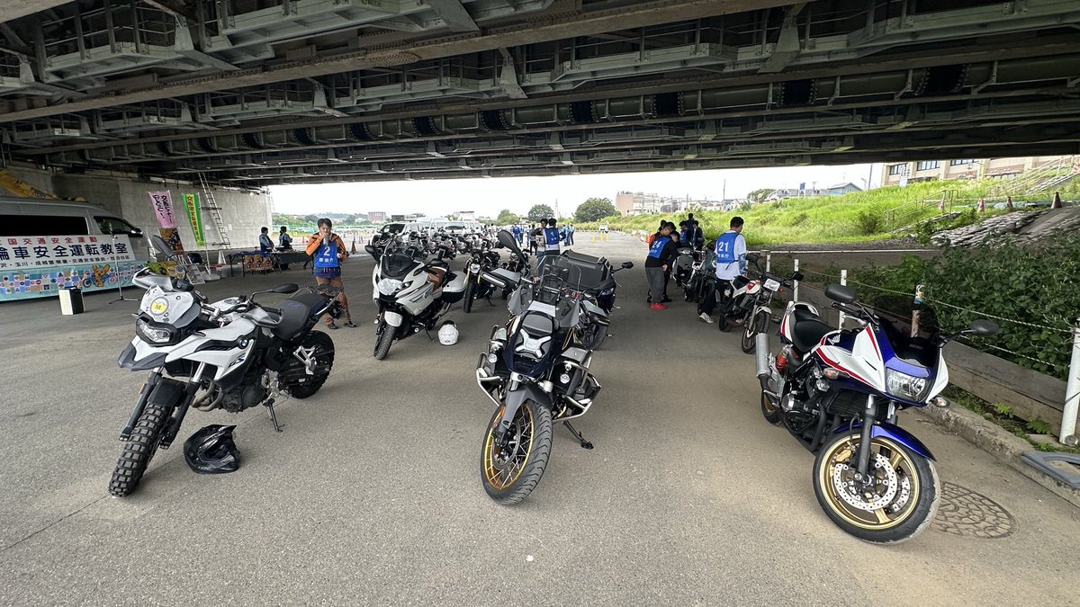 tonsoku0524's tweet photo. 二輪車安全運転教室
錆びついた技量を少しだけ研いでみました

#二輪車安全運転教室
#警視庁
#bmw
#motorrad https://t.co/prfQJmROtG