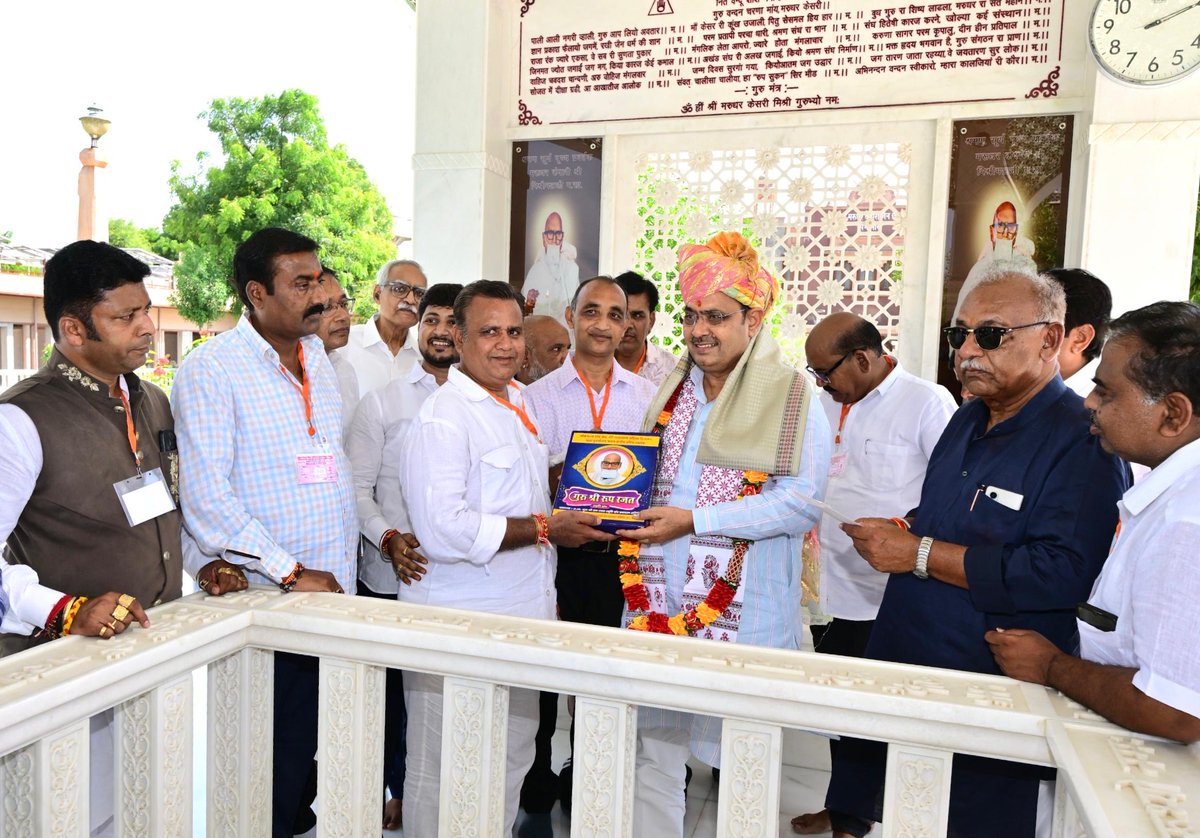 BhajanlalBjp's tweet photo. आज जैतारण स्थित पावन धाम परिसर में जैन संत गुरु मिश्रीमल जी महाराज ‘मरुधर केसरी’ एवं लोकमान्य संत रूपमुनि जी महाराज के समाधि स्थलों के दर्शन कर श्रद्धापूर्वक नमन किया।

पूज्य संतों की तपस्या, त्याग और साधना से पावन यह धाम श्रद्धालुओं के लिए आस्था, अध्यात्म और सेवा-भाव का प्रेरणास्रोत है, जहाँ से मानव कल्याण और सद्भाव का संदेश निरंतर प्रवाहित होता है। उनके आदर्शों से प्रेरणा लेते हुए हमारी सरकार प्रदेश के धार्मिक एवं आध्यात्मिक स्थलों के संरक्षण, संवर्धन और विकास के लिए पूर्ण प्रतिबद्धता के साथ कार्य कर रही है।