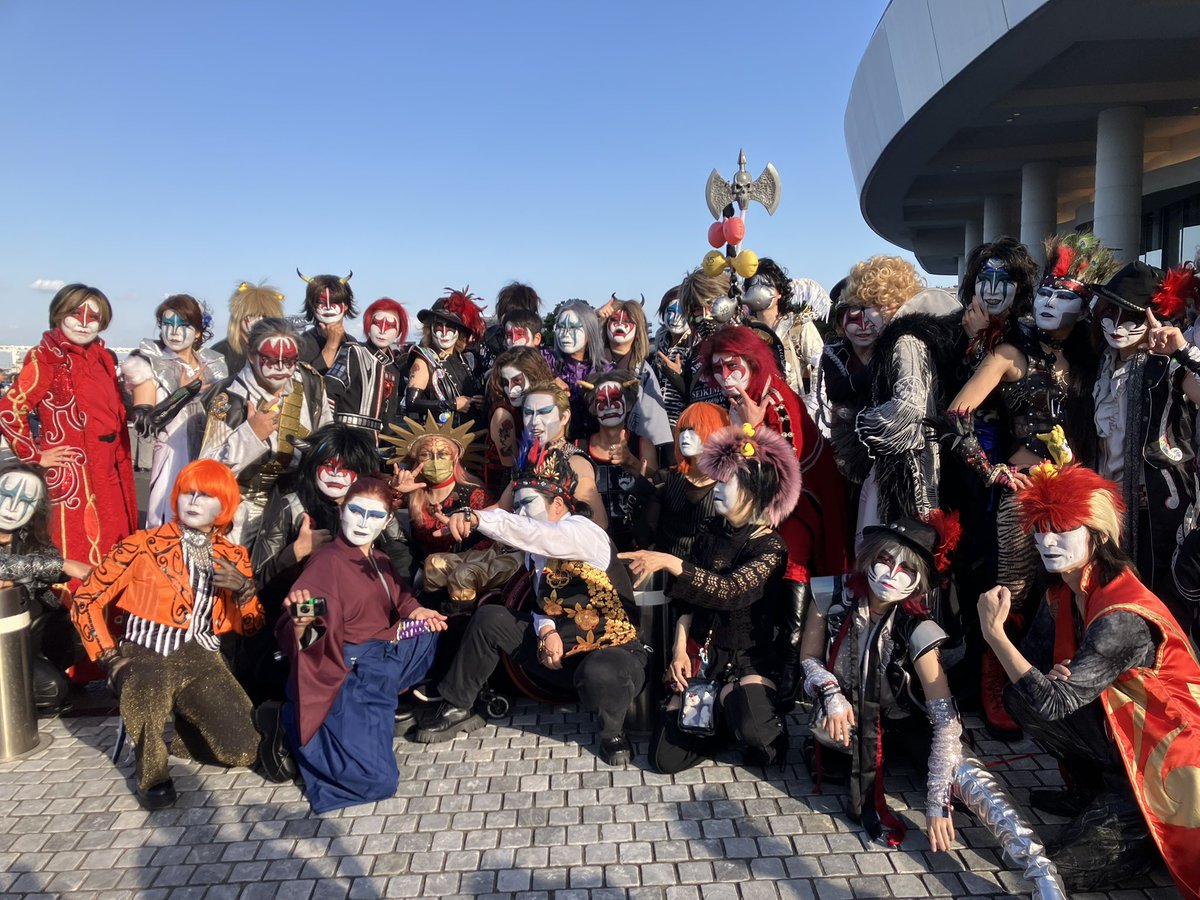 BONYO_H's tweet photo. さらに中津川ワイルドウッドの思い出。
聖飢魔II待機中、近くの初見さん達とワイワイ話をしてて、フェスの体験ブースで歌舞伎メイクを施された方が「こんな顔ですみません」というので、「いえいえ、全然見慣れてます」とメイク信者さんの画像を見せたら横転されてて草。 https://t.co/V9xhPh3QaD