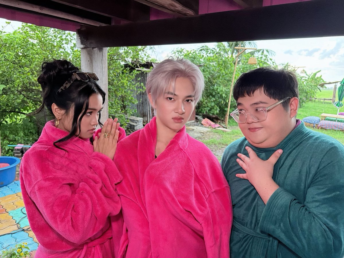 HUGELHEESeries's tweet photo. มนต์รักฮักอีหลี HUG E-LHEE : Somtum Rhapsody 🌶️🎙️

Q7 ยามแลงวันนี้ ฟ้าวมาเบิ่งเร็วว่าผู้ใด๋มา! 🏃‍♂️💨

ยืนอยู่หน้าร้านซื่อ ๆ ว่าสิมาหม่ำส้มตำแซ่บ ๆ ดันเจอ บักเจสสิก้า บักนีช บักอิมแพ็ค นี่ยังว่า... ก็ว่าอยู่ฮั่นแล้ว ทำไมฝนฟ้าพายุคือสิเข้า ⛈️ แท้แล่วมีแต่ผู้เด็ด ๆ ส้มตำพริก 10 หน่วยก็ยังแพ้ความเผ็ด 🌶️🔥

ป๊าดดดดดด ผู้ใด๋สิเอาพวกนางลงน้อ อยากฮู้คักๆ! 😂

HUG E LHEE Q7
#มนต์รักฮักอีหลีQ7
